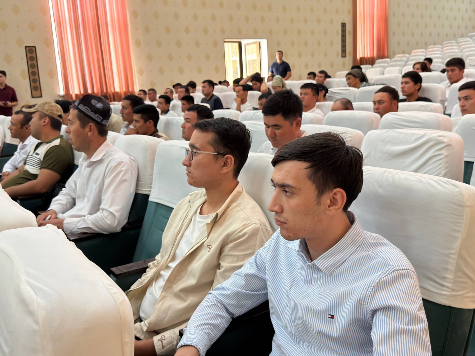 Qamashi tumani hokimi oliy ta'lim muassasalari bitiruvchilari bilan uchrashdi