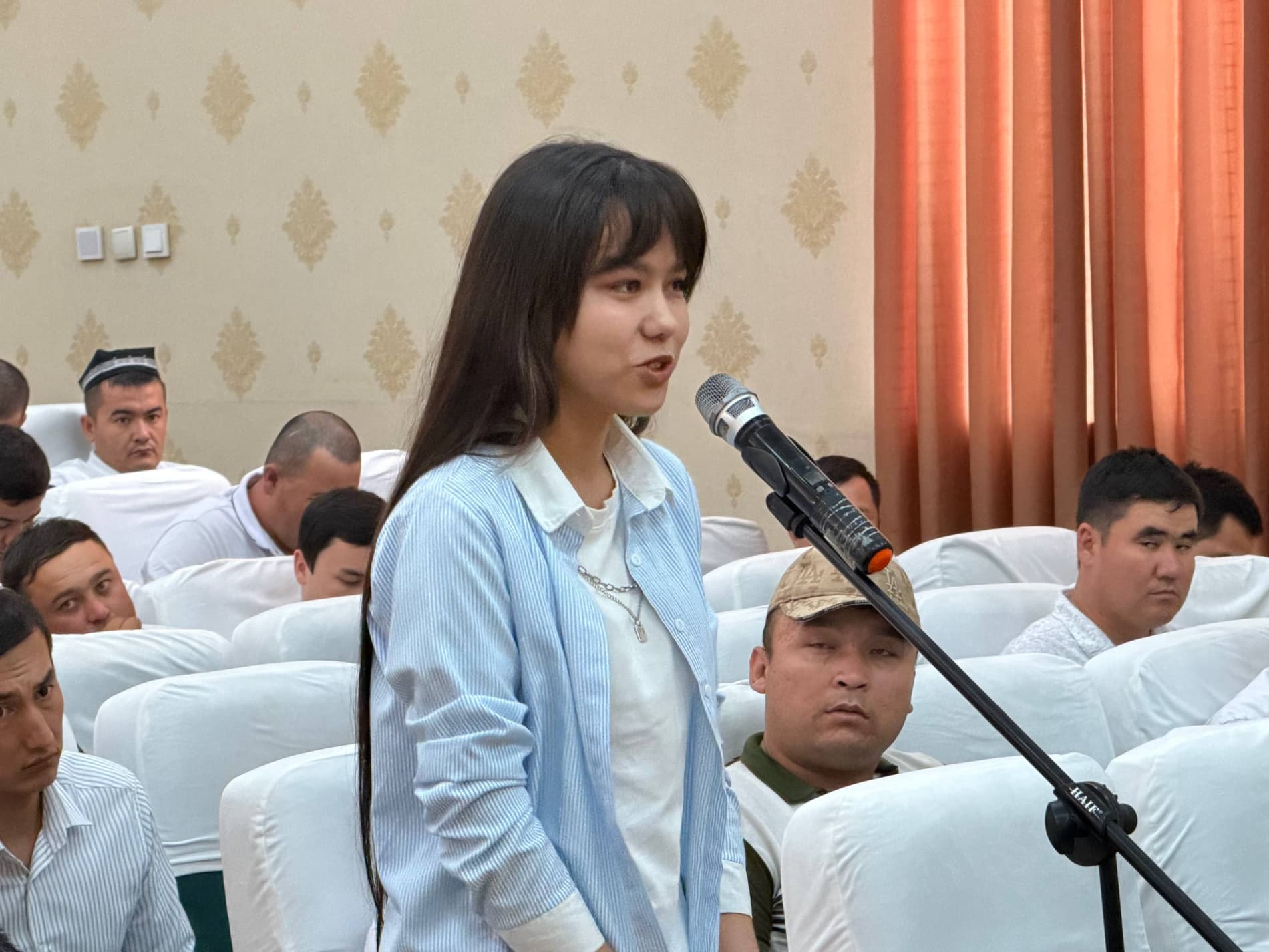 Qamashi tumani hokimi oliy ta'lim muassasalari bitiruvchilari bilan uchrashdi