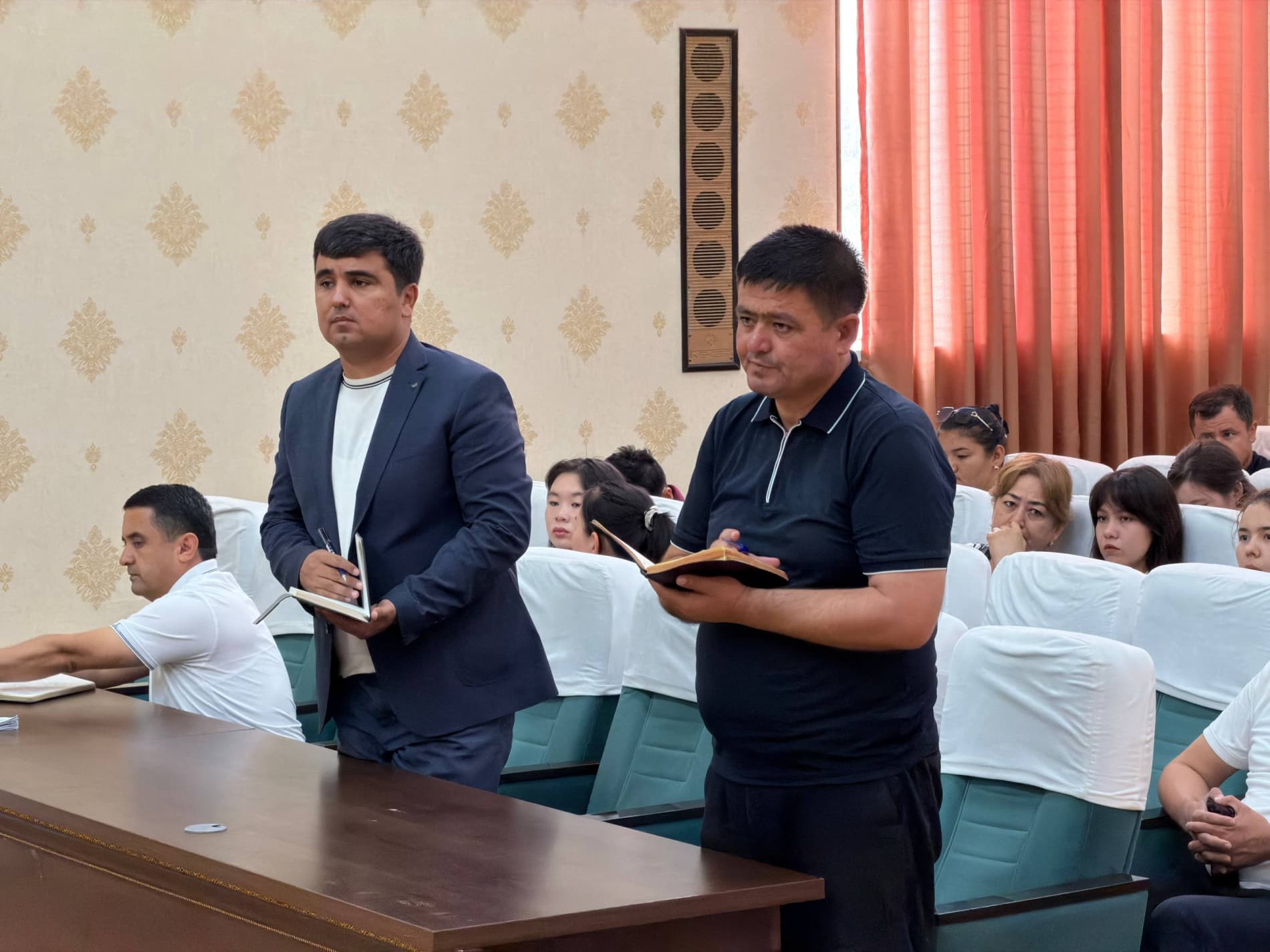Qamashi tumani hokimi oliy ta'lim muassasalari bitiruvchilari bilan uchrashdi