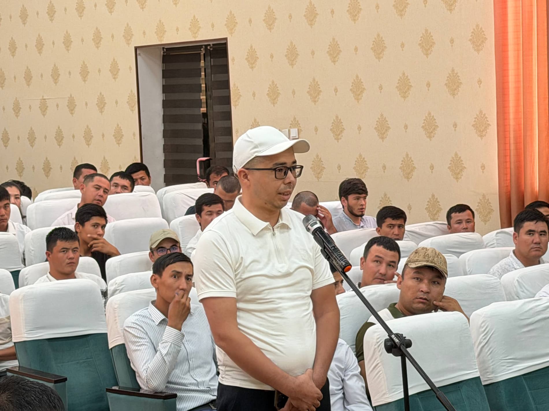 Qamashi tumani hokimi oliy ta'lim muassasalari bitiruvchilari bilan uchrashdi