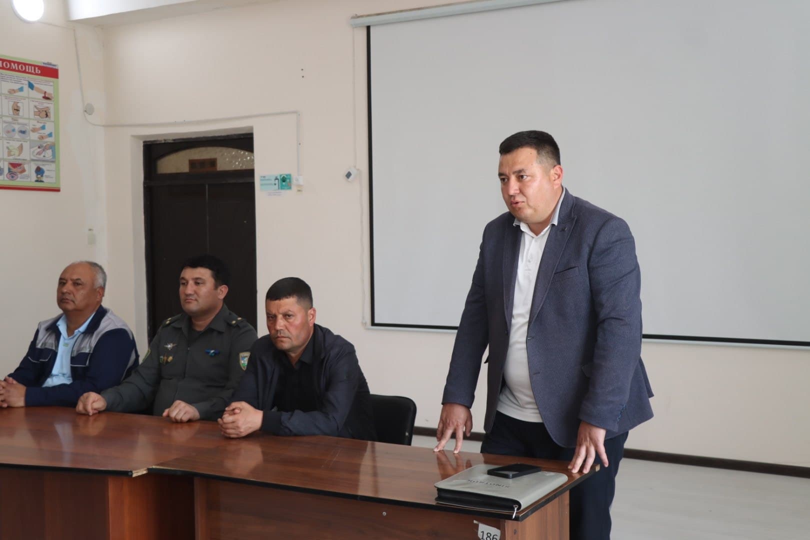 Касби туманида ҳарбий хизматдан қайтган ёшлар билан учрашув бўлиб ўтди