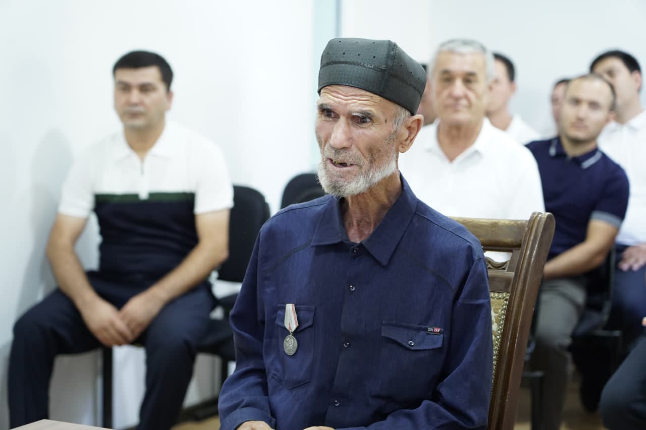 Tuman hokimi fuqarolar murojaatlarini tingladi
