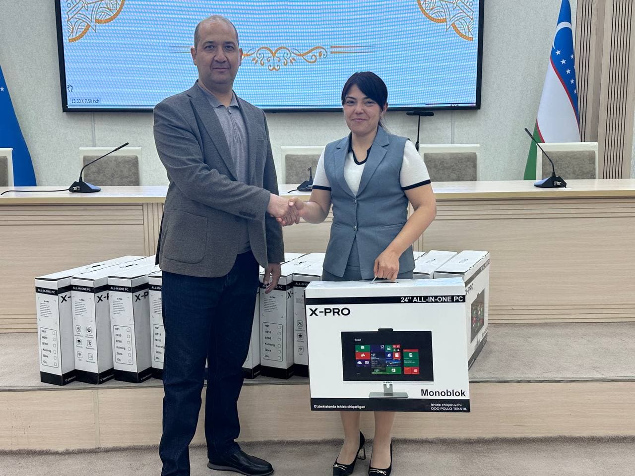 Urganch tumanida mas'ullarga kompyuter jamlanmalari topshirildi