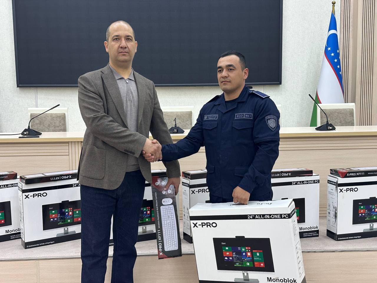 Urganch tumanida mas'ullarga kompyuter jamlanmalari topshirildi