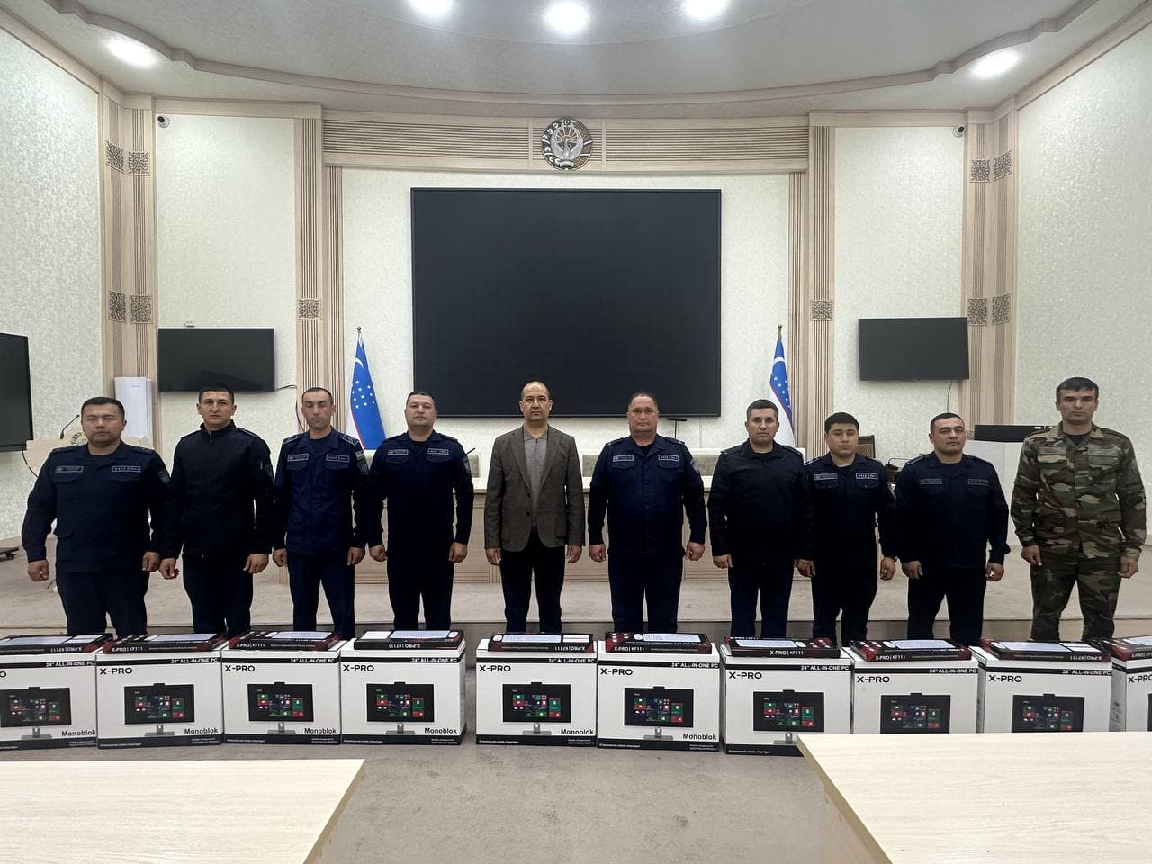 Urganch tumanida mas'ullarga kompyuter jamlanmalari topshirildi