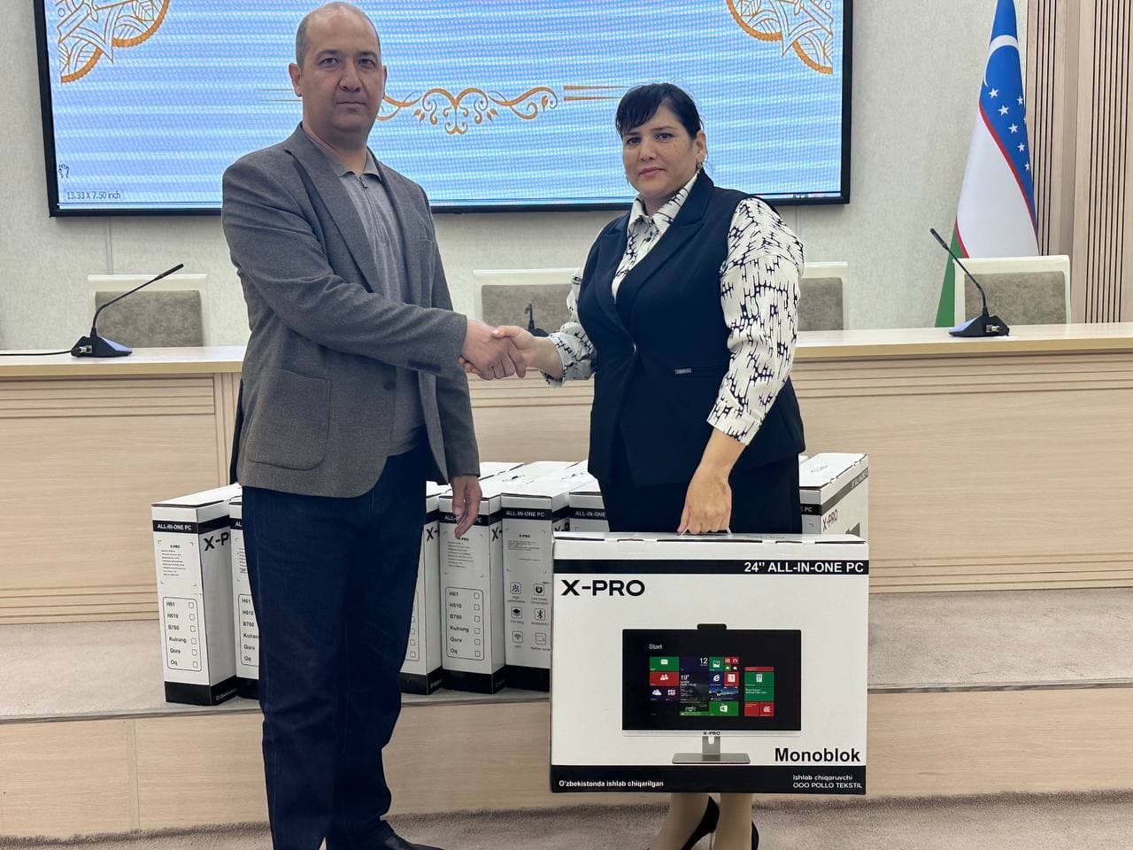 Urganch tumanida mas'ullarga kompyuter jamlanmalari topshirildi