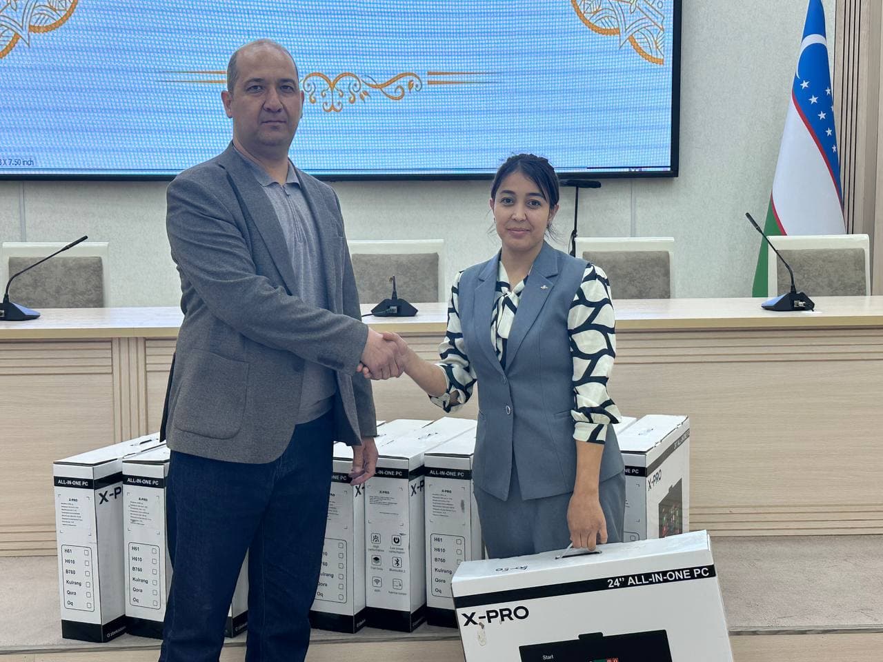 Urganch tumanida mas'ullarga kompyuter jamlanmalari topshirildi