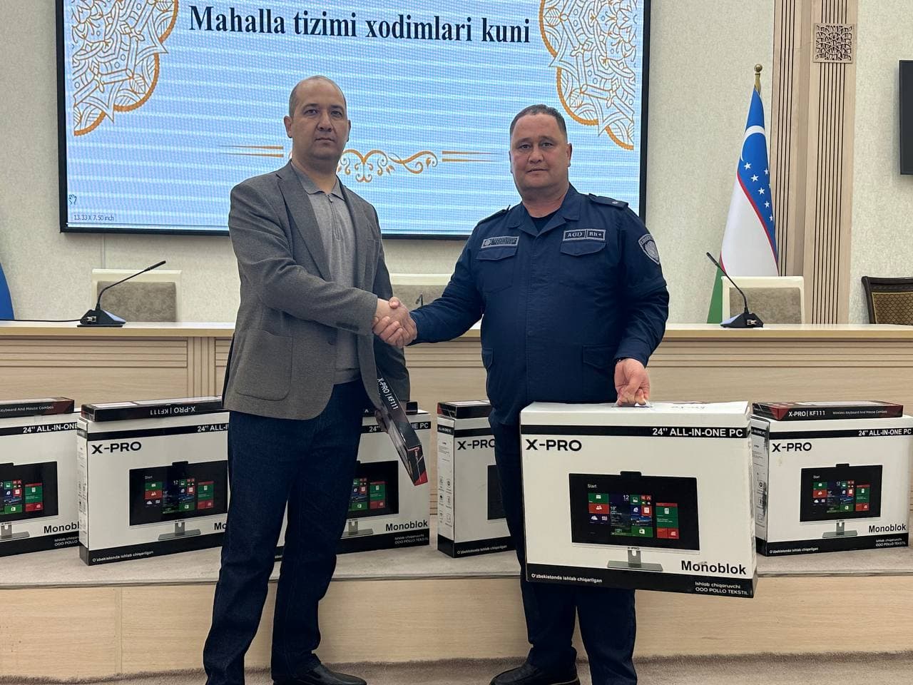 Urganch tumanida mas'ullarga kompyuter jamlanmalari topshirildi