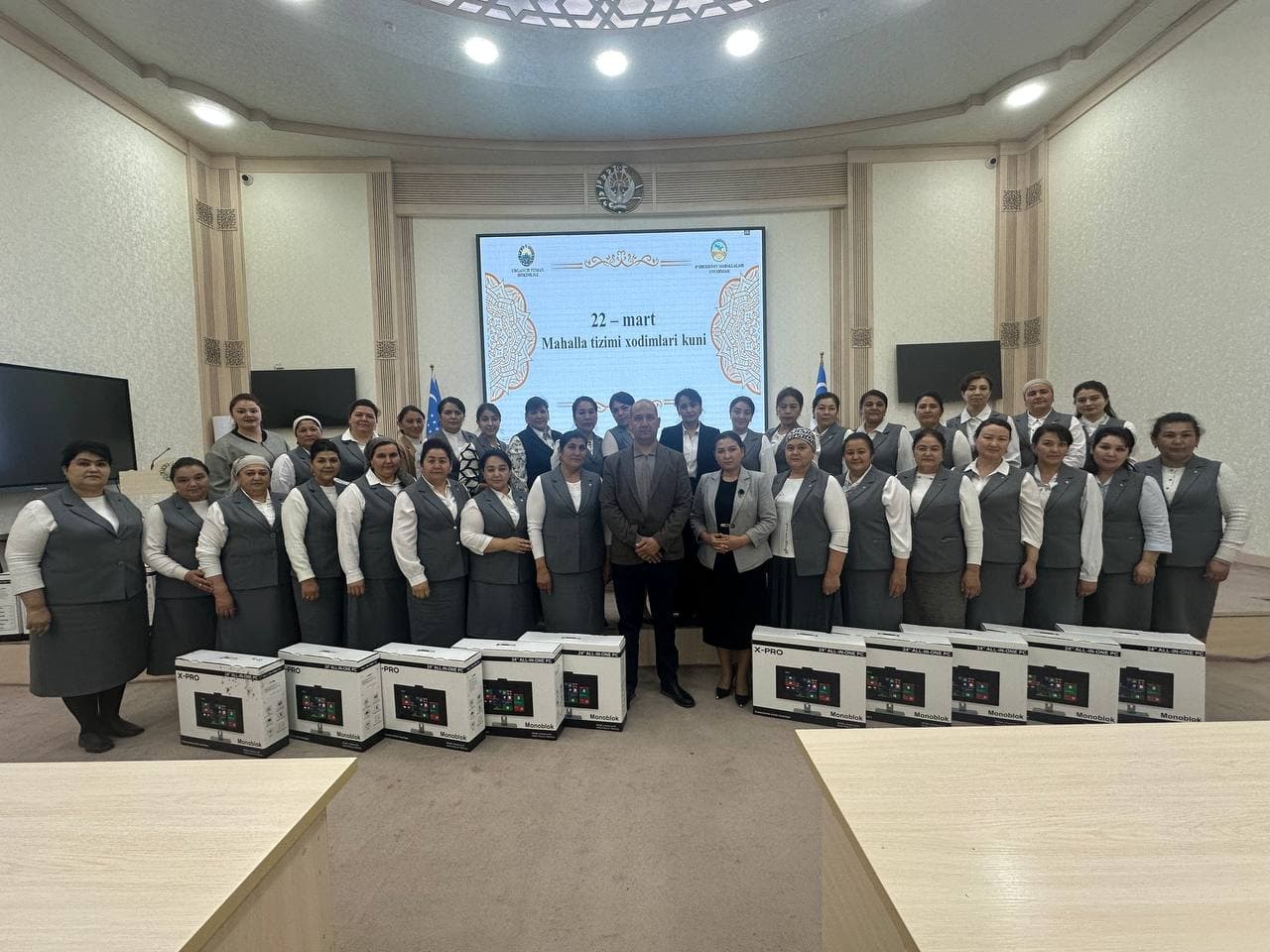 Urganch tumanida mas'ullarga kompyuter jamlanmalari topshirildi