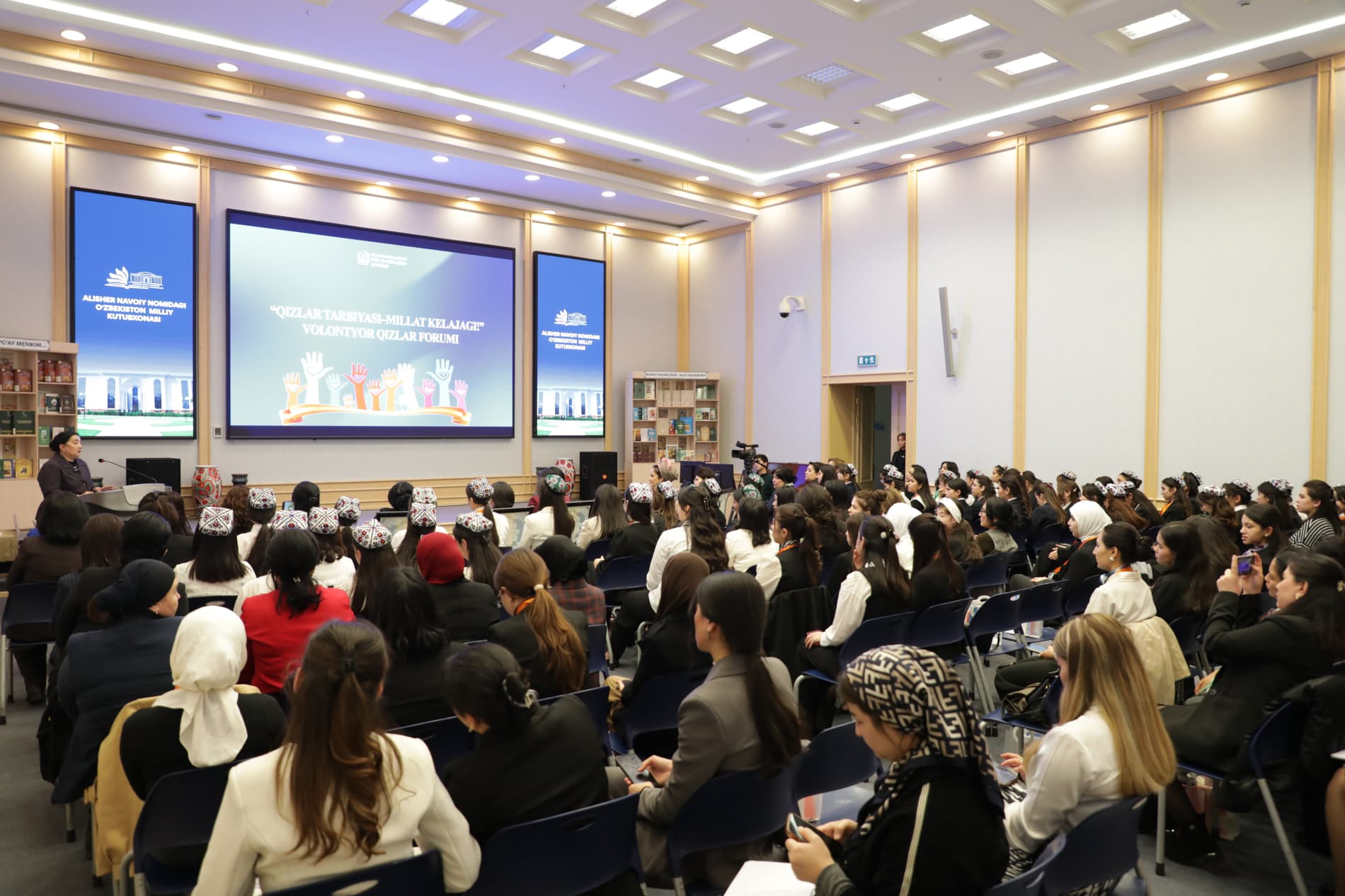 Девушки-волонтёры объединились для решения экологических проблем