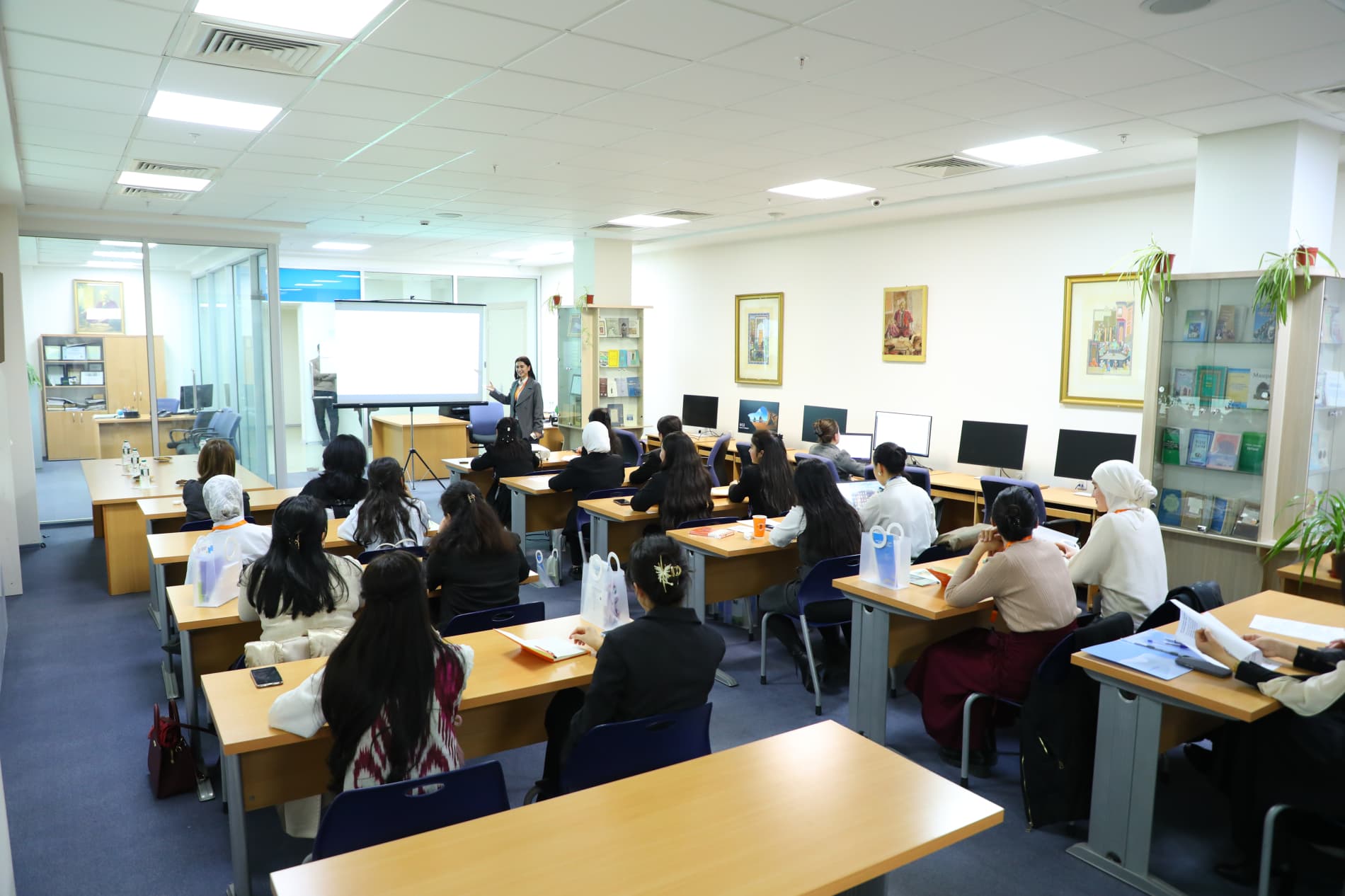 Девушки-волонтёры объединились для решения экологических проблем