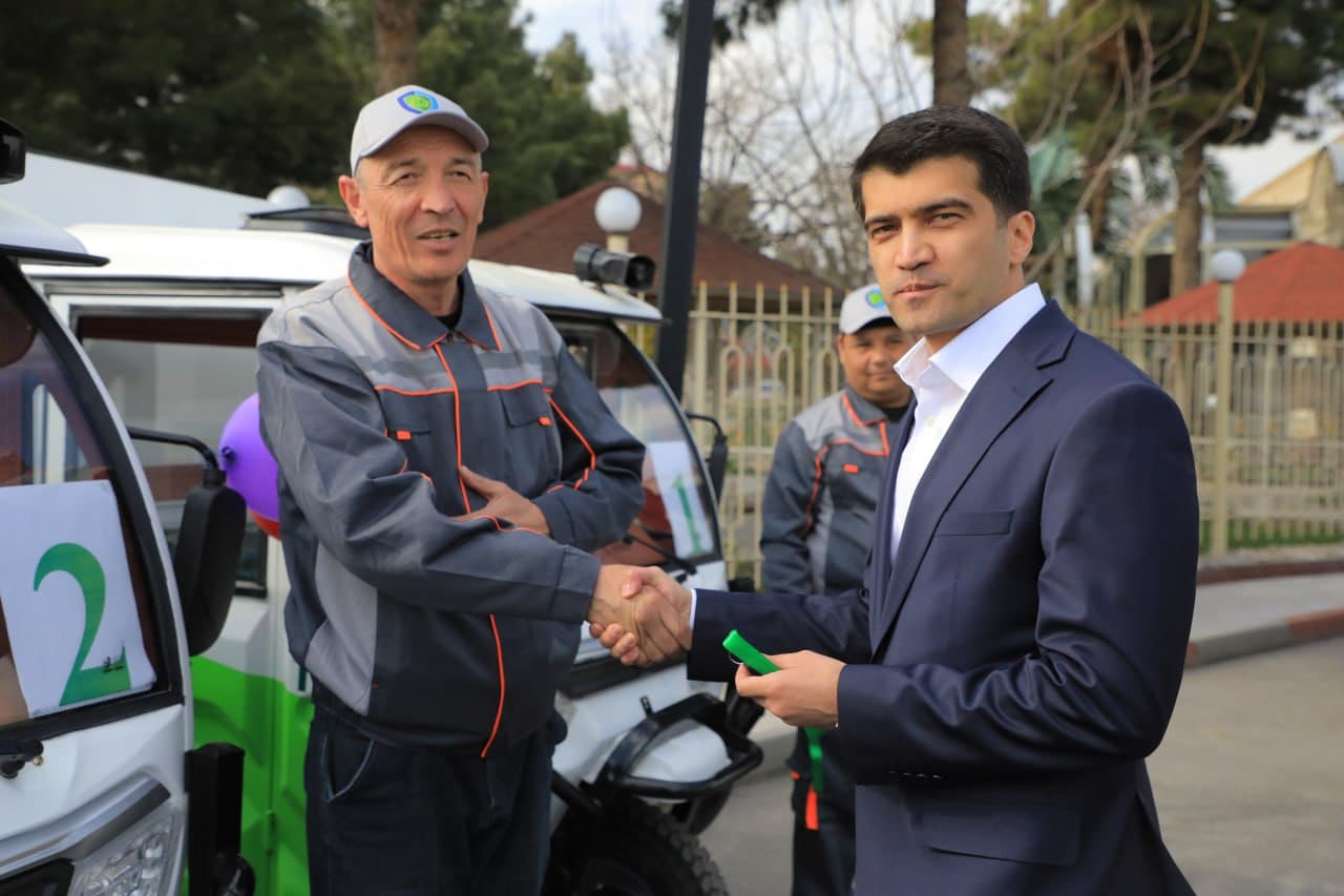 Samarkand: Modern waste collection vehicles commissioned for operation