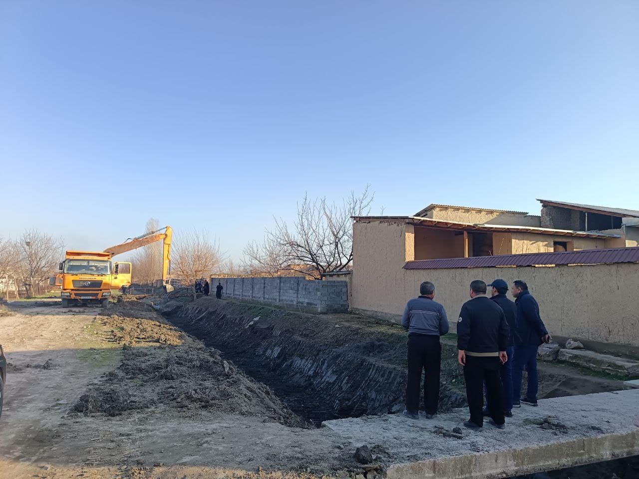 Работы по очистке каналов от наносов проводятся в больших масштабах