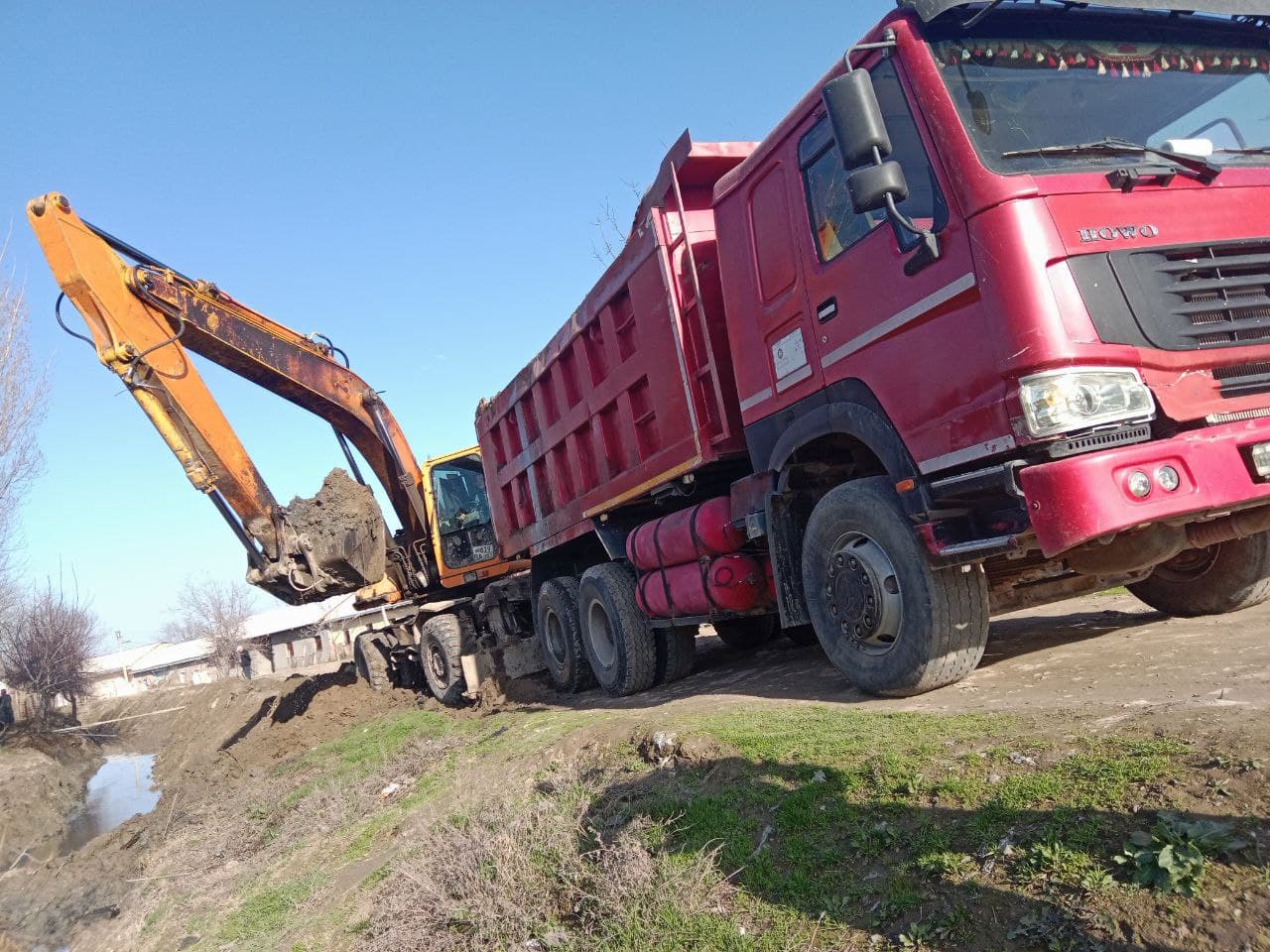 Работы по очистке каналов от наносов проводятся в больших масштабах