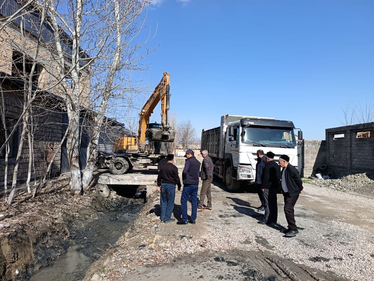 Работы по очистке каналов от наносов проводятся в больших масштабах