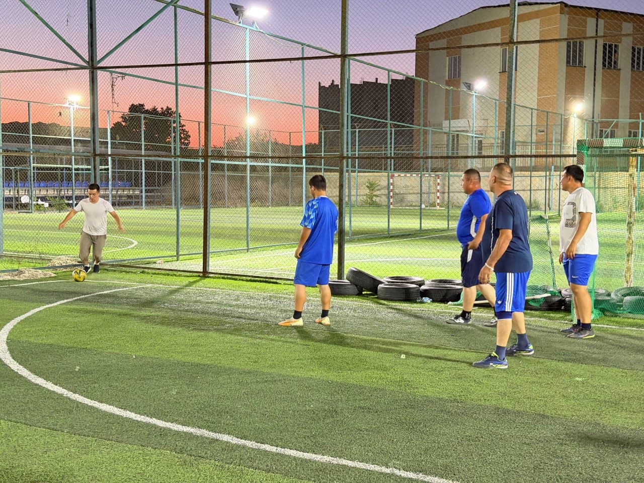 Mustaqillik bayrami arafasida futbol maydonida do‘stona bellashuv