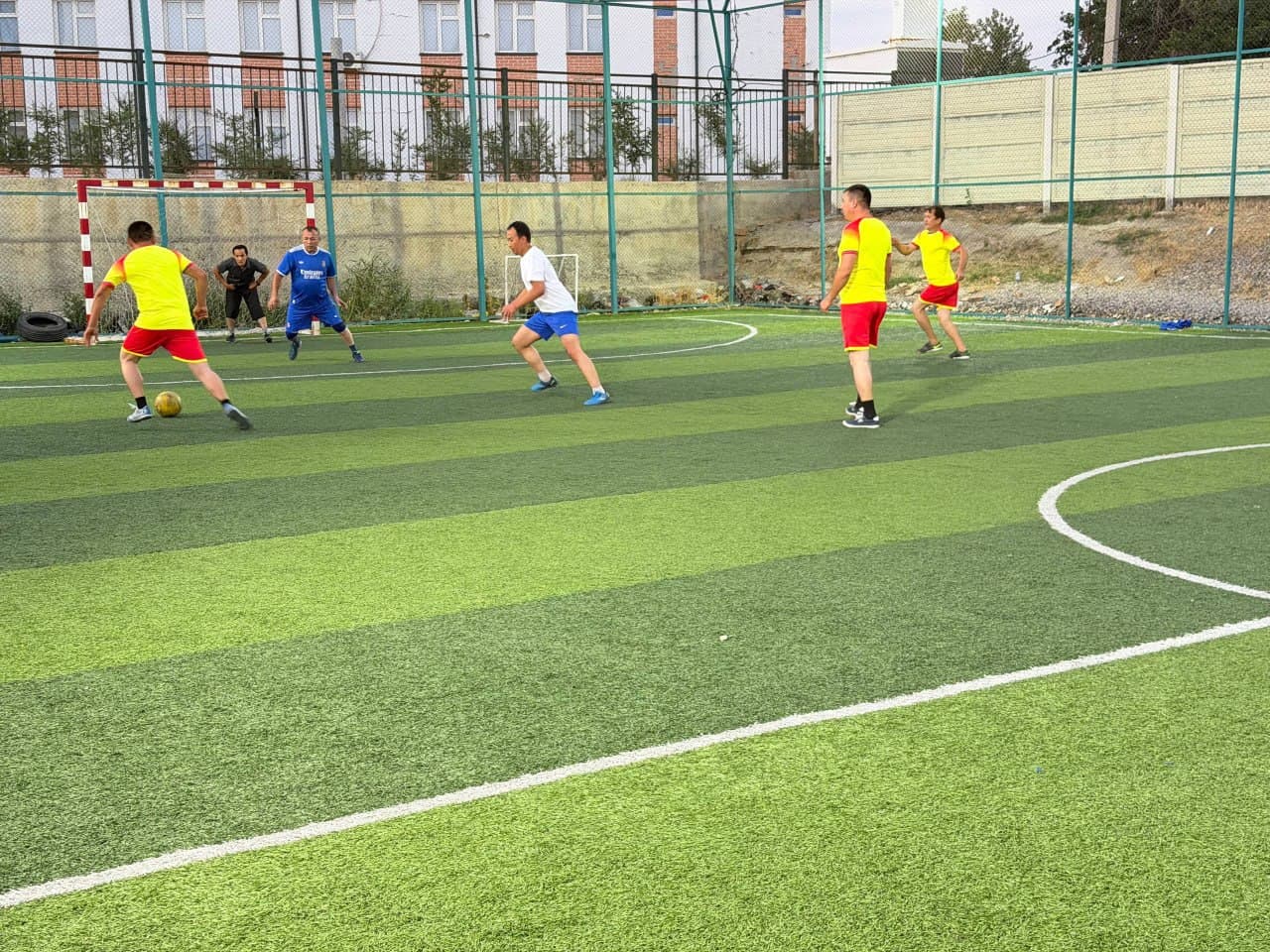 Mustaqillik bayrami arafasida futbol maydonida do‘stona bellashuv