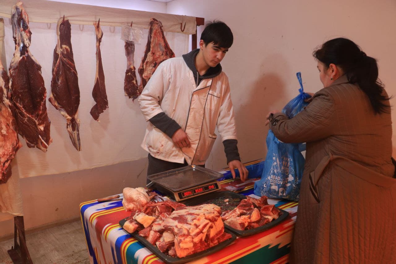 Урганч шаҳрида Рамазон ойи муносабати билан арзонлаштирилган озиқ-овқат ярмаркалари фаолияти йўлга қўйилган.