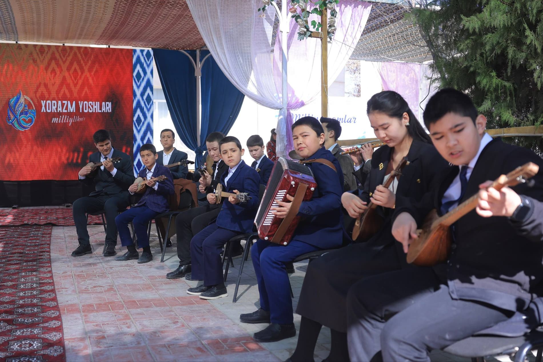 ✔️“Xorazm yoshlari milliylikni sevadi” shiori ostidagi yoshlar festivali doirasida Yangibozor tumanida ham ko‘tarinki ruhdagi tadbirlar bo‘lib o‘tdi.