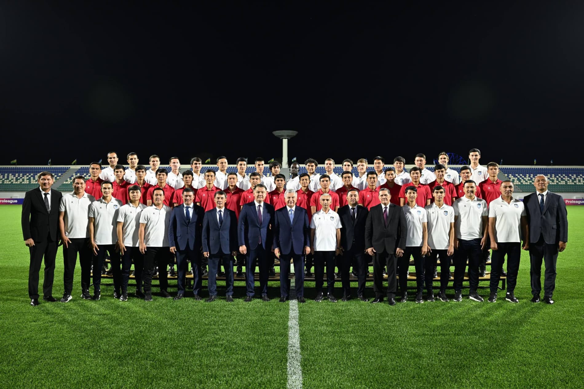 Prezident Shavkat Mirziyoyev Qoraqalpog‘iston Respublikasiga tashrifi davomida Nukus shahridagi rekonstruksiya qilingan “Turon” stadioni bilan tanishdi