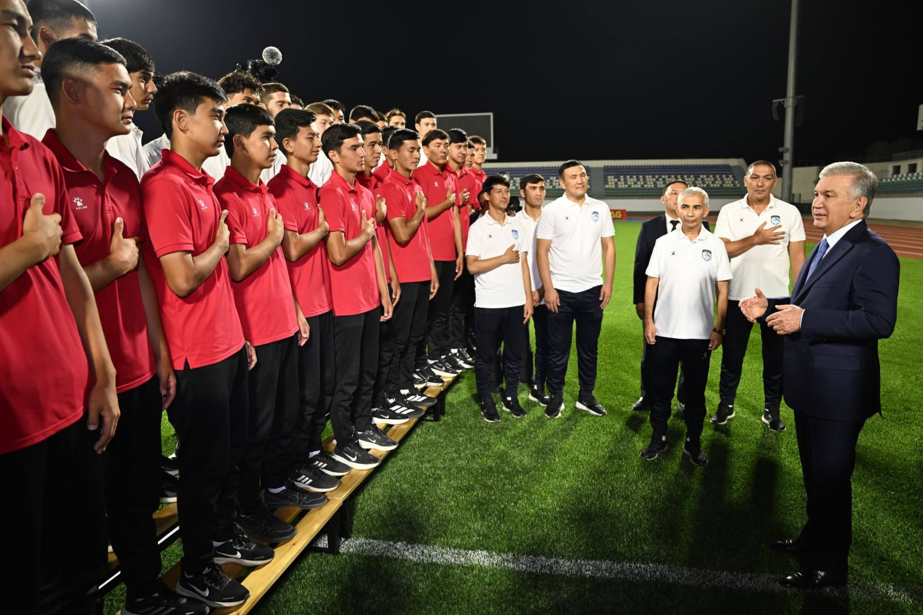 Prezident Shavkat Mirziyoyev Qoraqalpog‘iston Respublikasiga tashrifi davomida Nukus shahridagi rekonstruksiya qilingan “Turon” stadioni bilan tanishdi