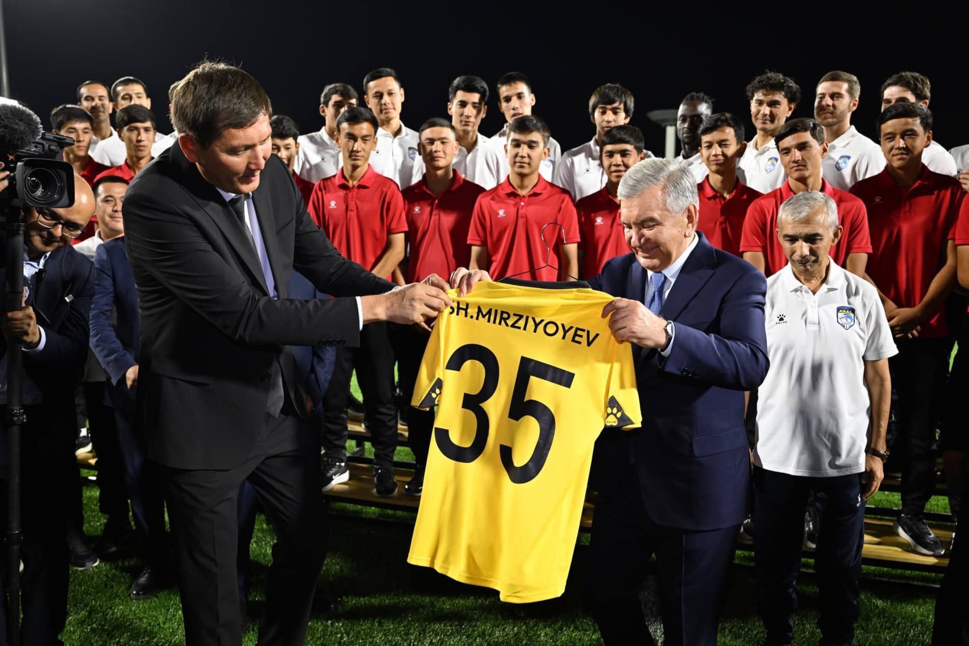 Prezident Shavkat Mirziyoyev Qoraqalpog‘iston Respublikasiga tashrifi davomida Nukus shahridagi rekonstruksiya qilingan “Turon” stadioni bilan tanishdi