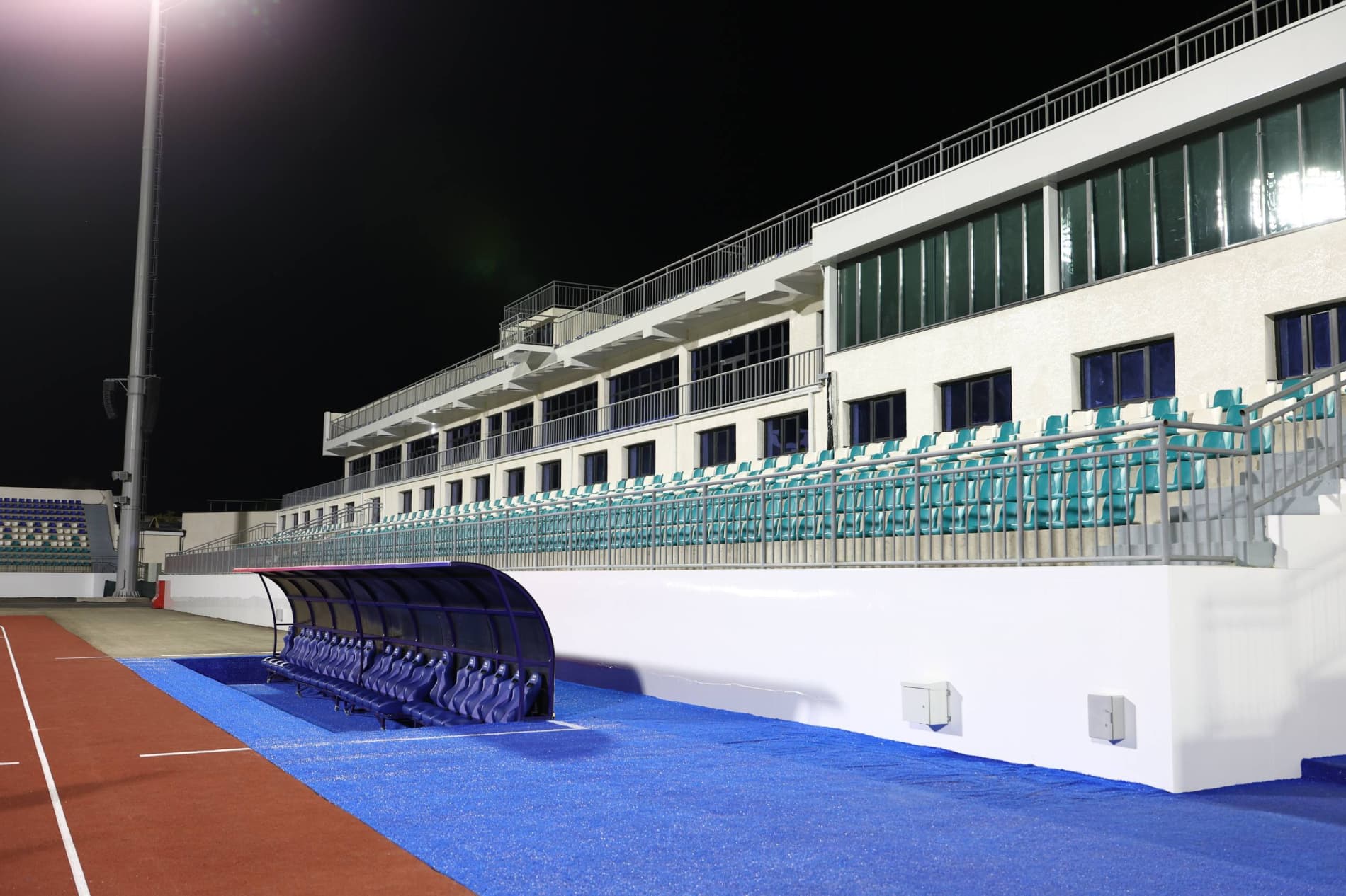 Prezident Shavkat Mirziyoyev Qoraqalpog‘iston Respublikasiga tashrifi davomida Nukus shahridagi rekonstruksiya qilingan “Turon” stadioni bilan tanishdi