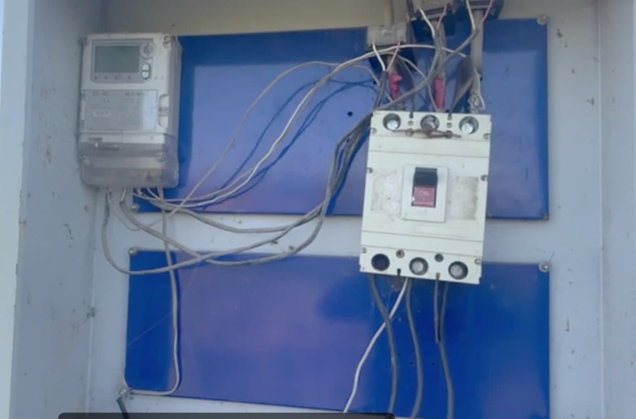 Uchqo‘rg‘on tumanidagi umumiy ovqatlanish shoxobchasi 1,6 mlrd so‘mlik tabiiy gazdan, Sayxunobod tumanidagi MChJ esa 1,6 mlrd so‘mlik elektr enegiyasidan noqonuniy foydalangani aniqlandi