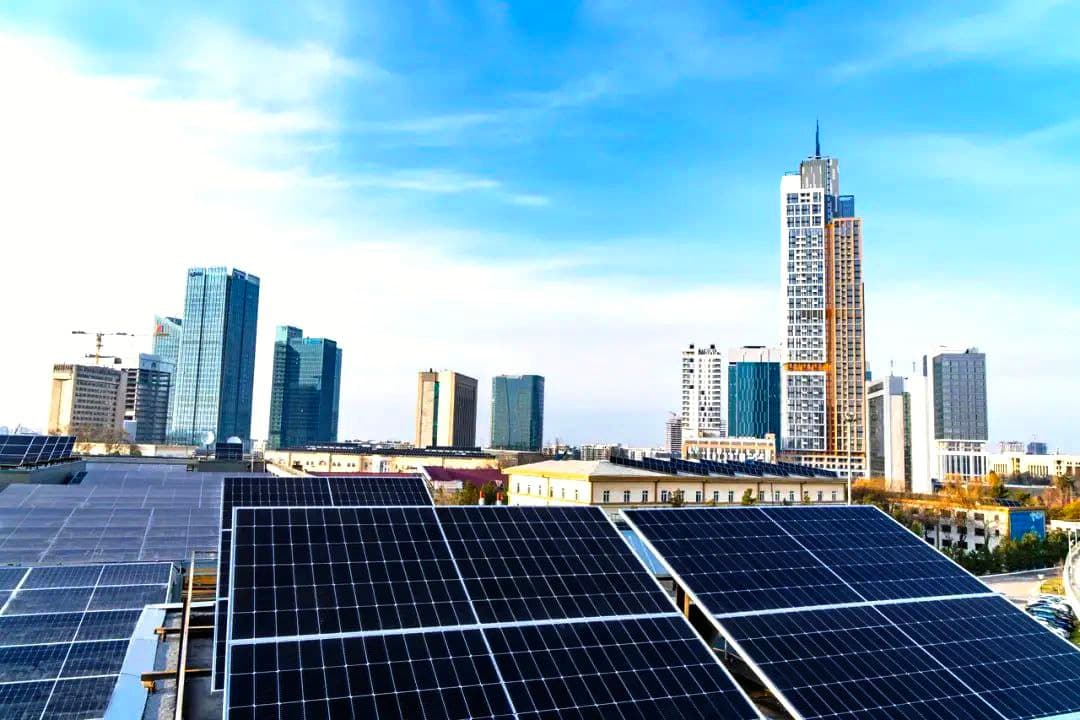 По состоянию на 1 декабря 2025 года на 141 221 объекте по всей республике были установлены солнечные панели общей мощностью 1 971 МВт