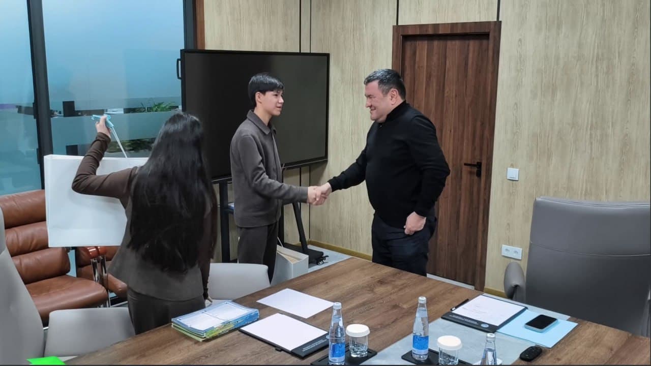 Энергетика вазири ёш кимёгарлар билан учрашди