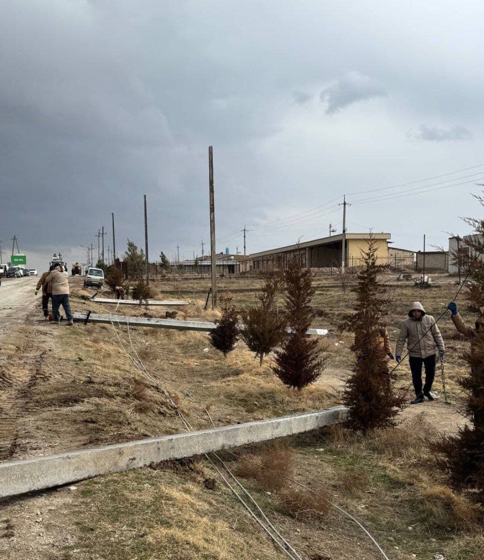 Энергетиклар Қўшработ туманида шамол ва сел таъсирида зарар етган устунлар ўрнига бетон таянчларни ўрнатишмоқда