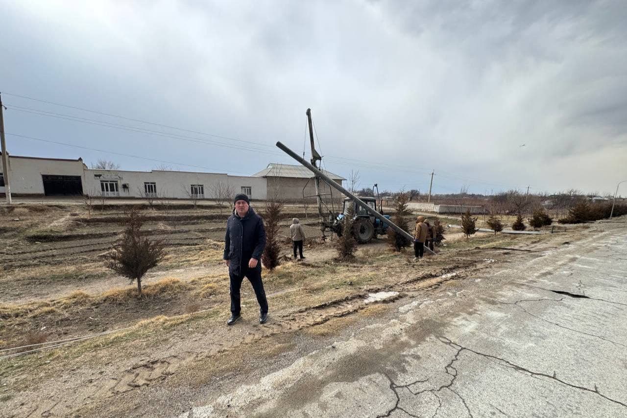 Энергетиклар Қўшработ туманида шамол ва сел таъсирида зарар етган устунлар ўрнига бетон таянчларни ўрнатишмоқда