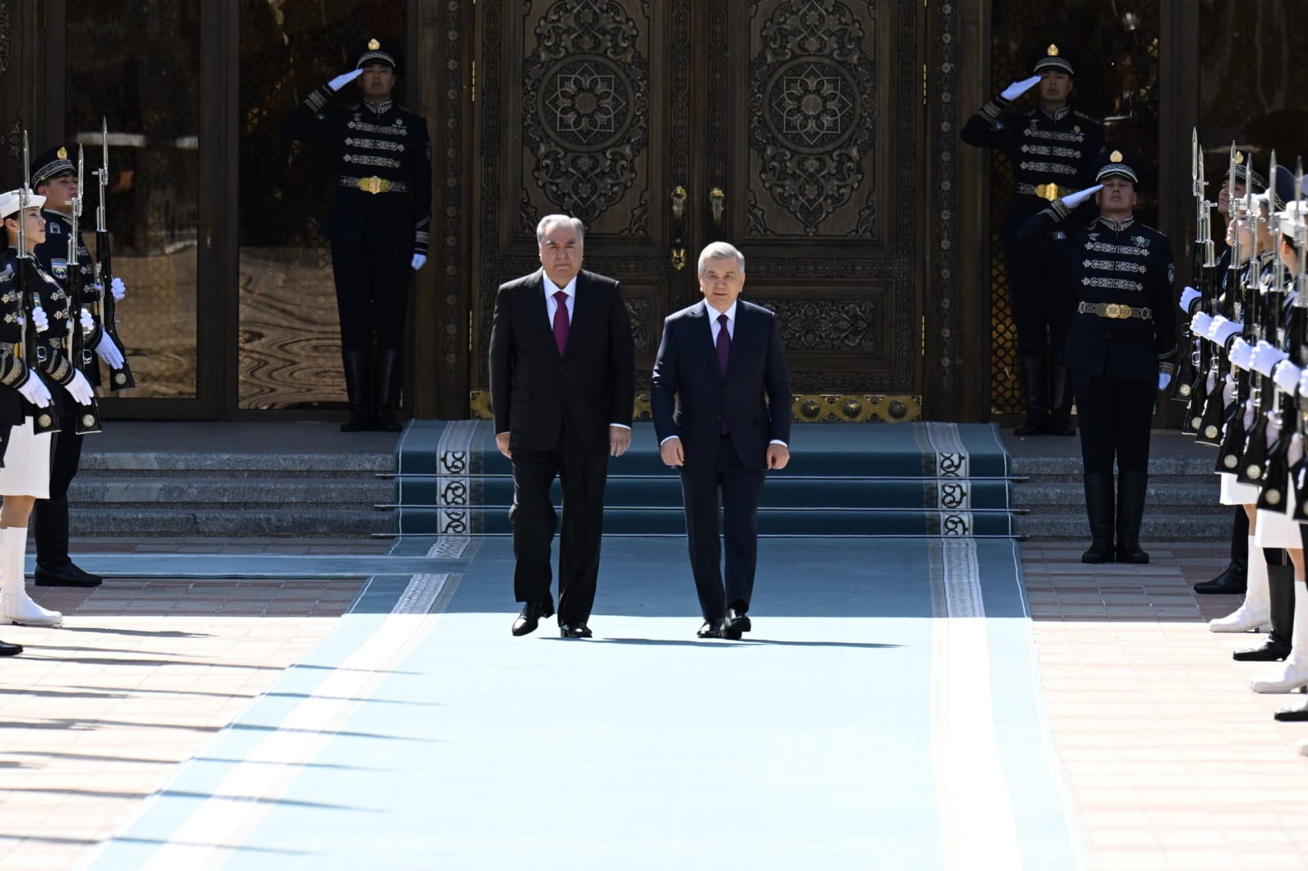 Tojikiston Prezidentini tantanali kutib olish marosimi boʻldi