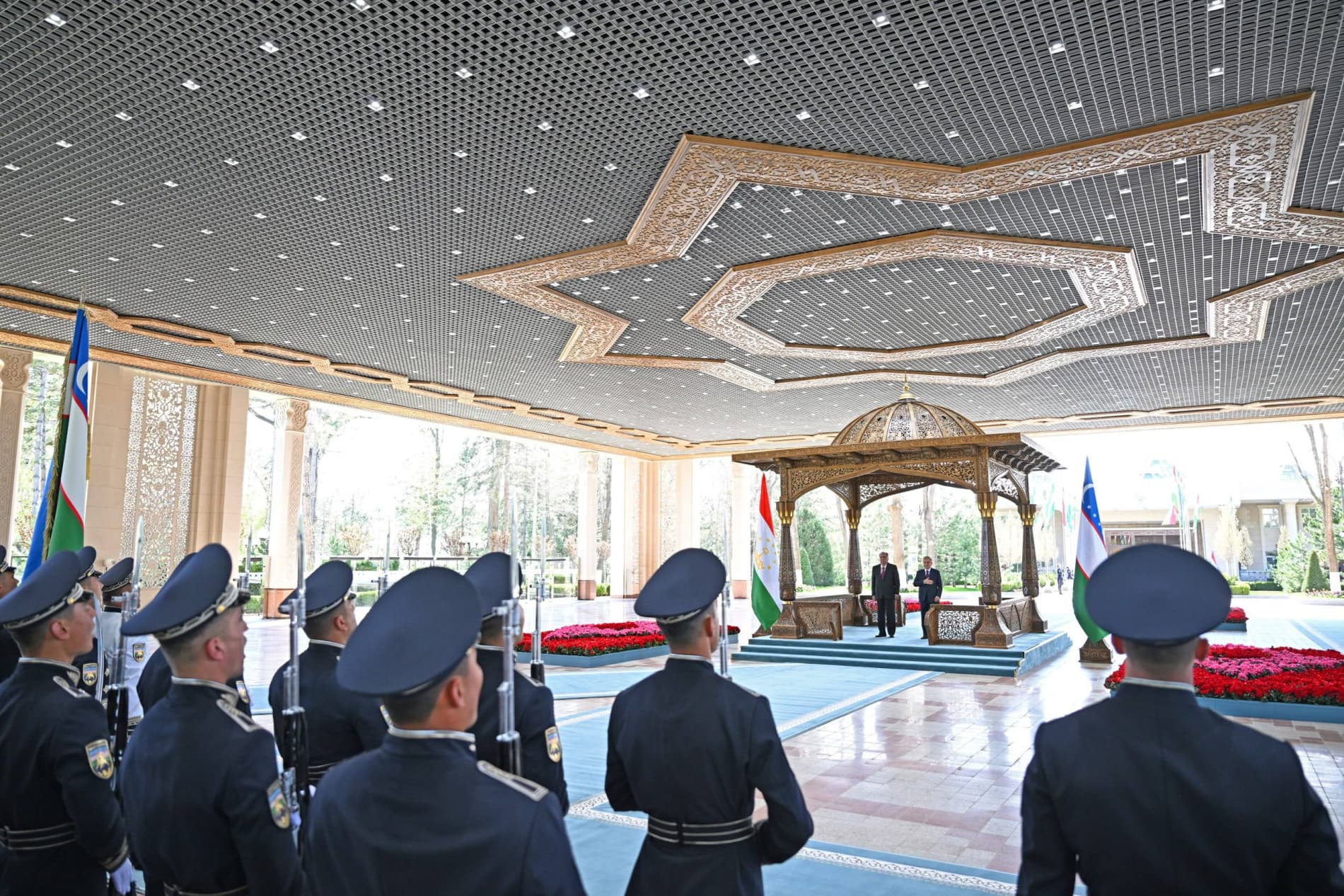 Tojikiston Prezidentini tantanali kutib olish marosimi boʻldi