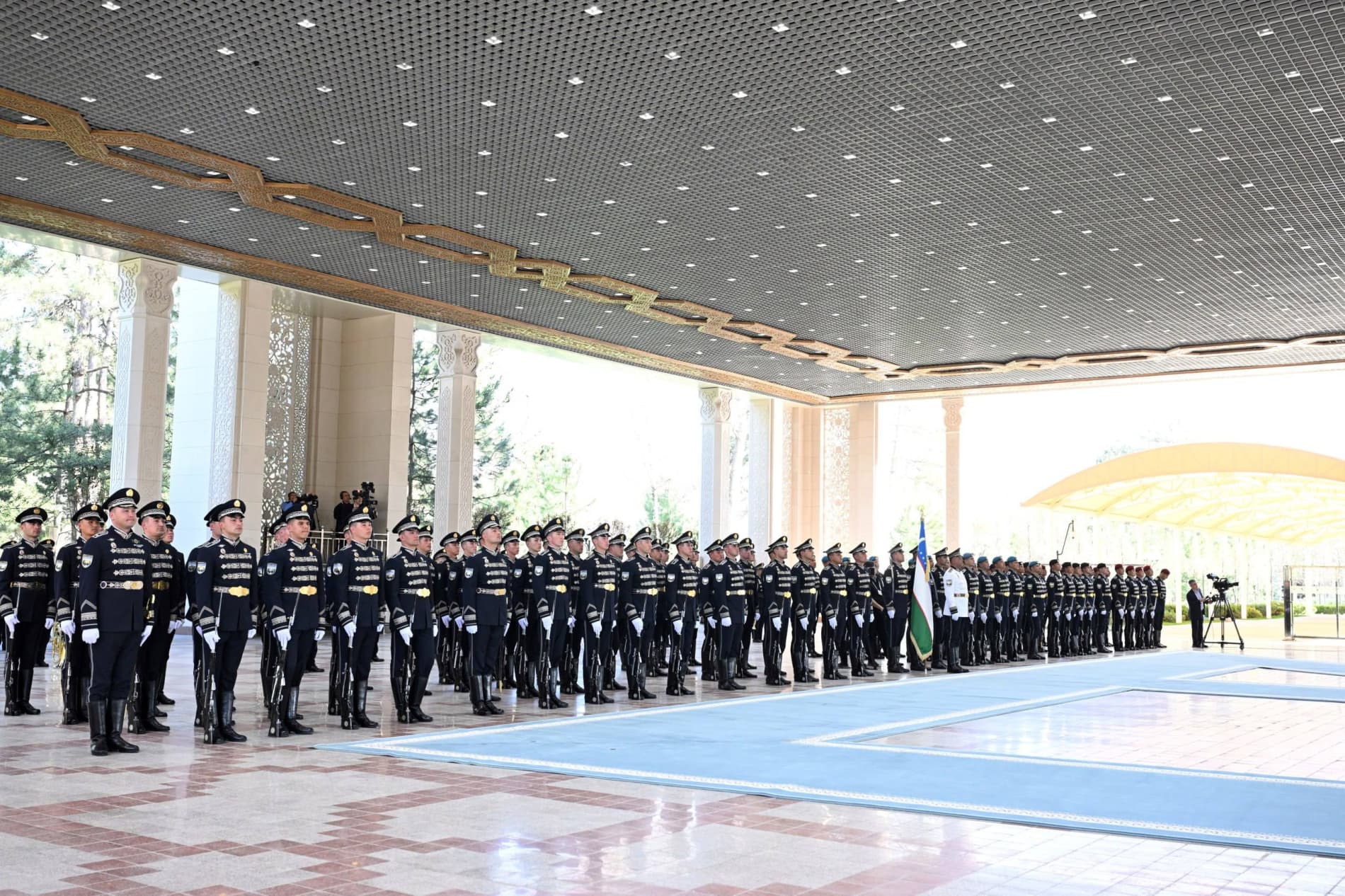 Tojikiston Prezidentini tantanali kutib olish marosimi boʻldi