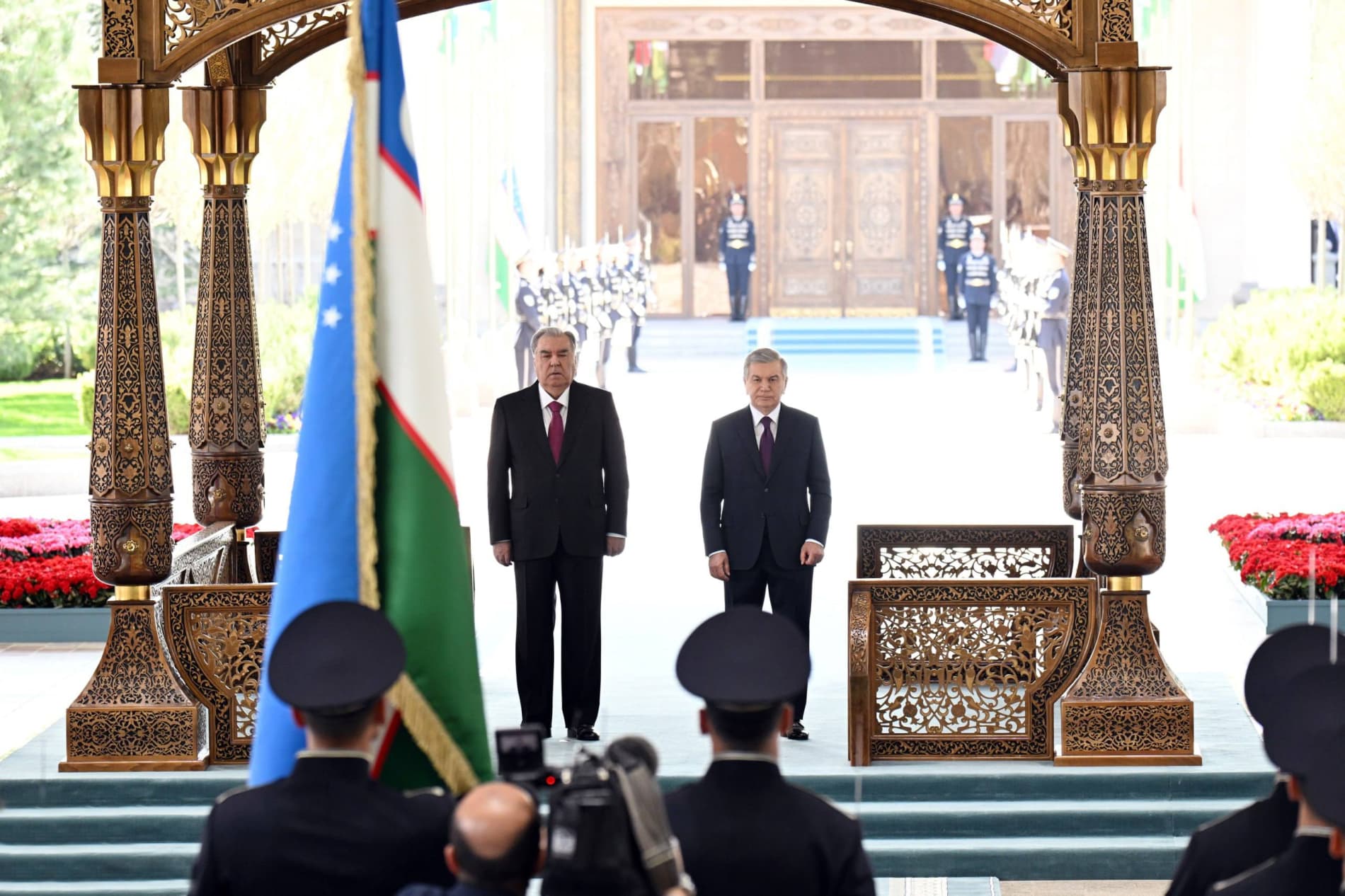 Tojikiston Prezidentini tantanali kutib olish marosimi boʻldi