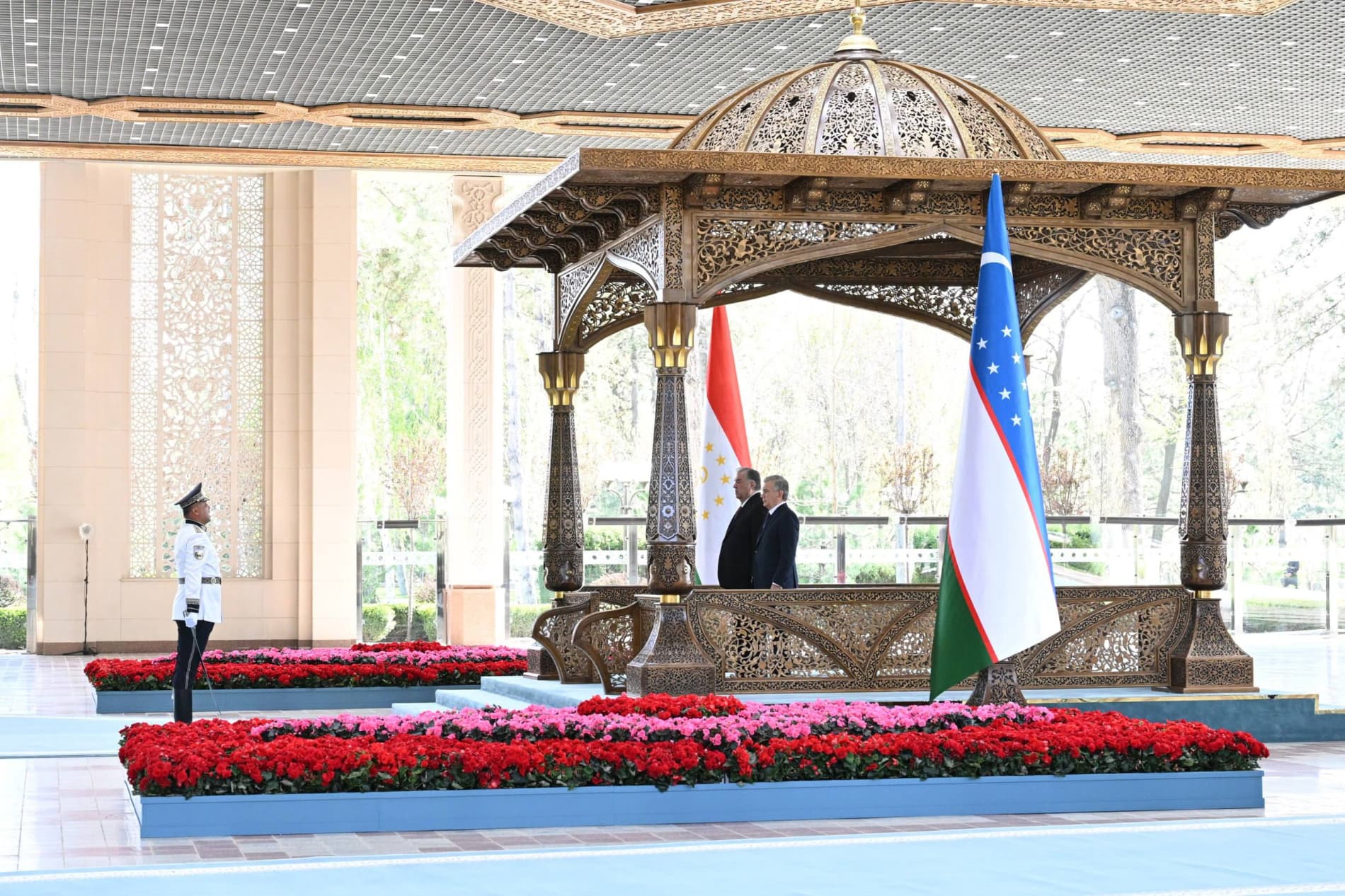 Tojikiston Prezidentini tantanali kutib olish marosimi boʻldi