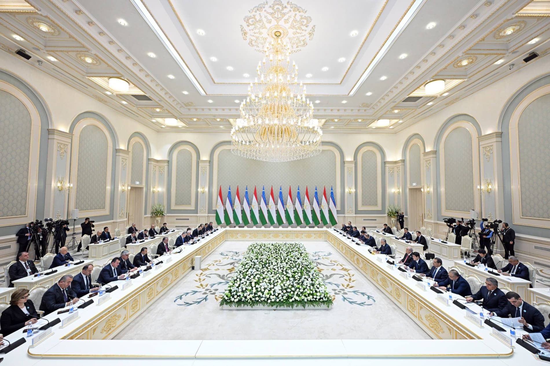 Oʻzbekiston va Tojikiston yetakchilari Oliy davlatlararo kengashning birinchi yigʻilishini oʻtkazdilar