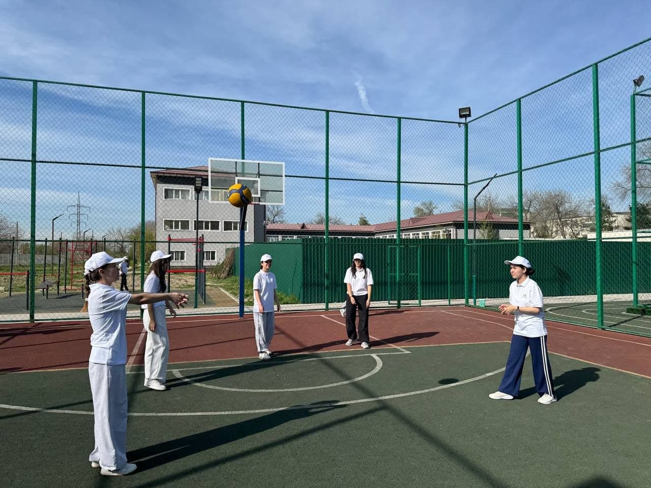 Ayni daqiqalarda Energetika vazirining yoshlar bilan navbatdagi ochiq muloqoti bo‘lajak energetiklar — talabalar ishtirokida bo‘lib o‘tmoqda