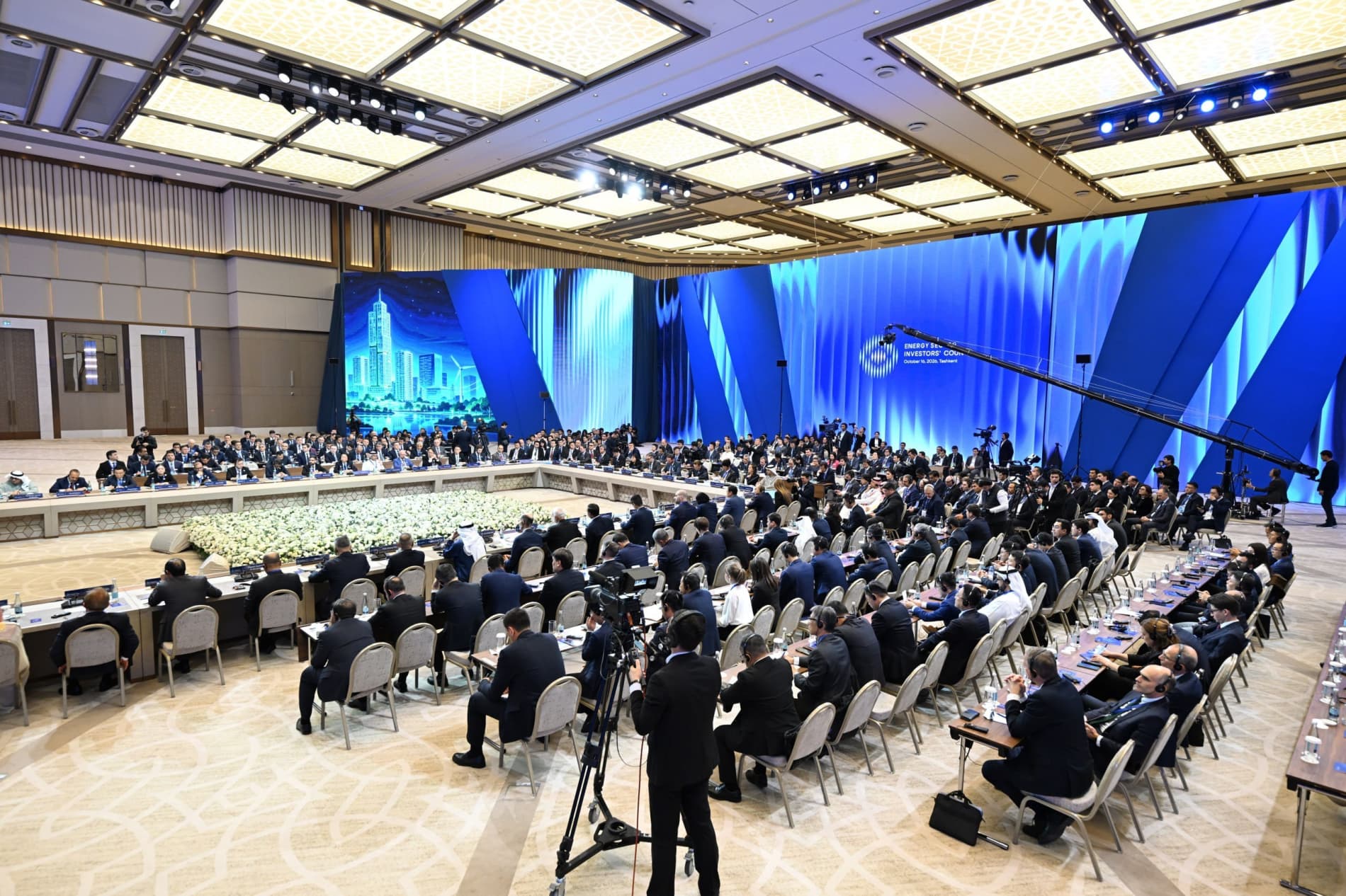 President Holds Dialogue with Investors on Accelerating Reforms in the Energy Sector
