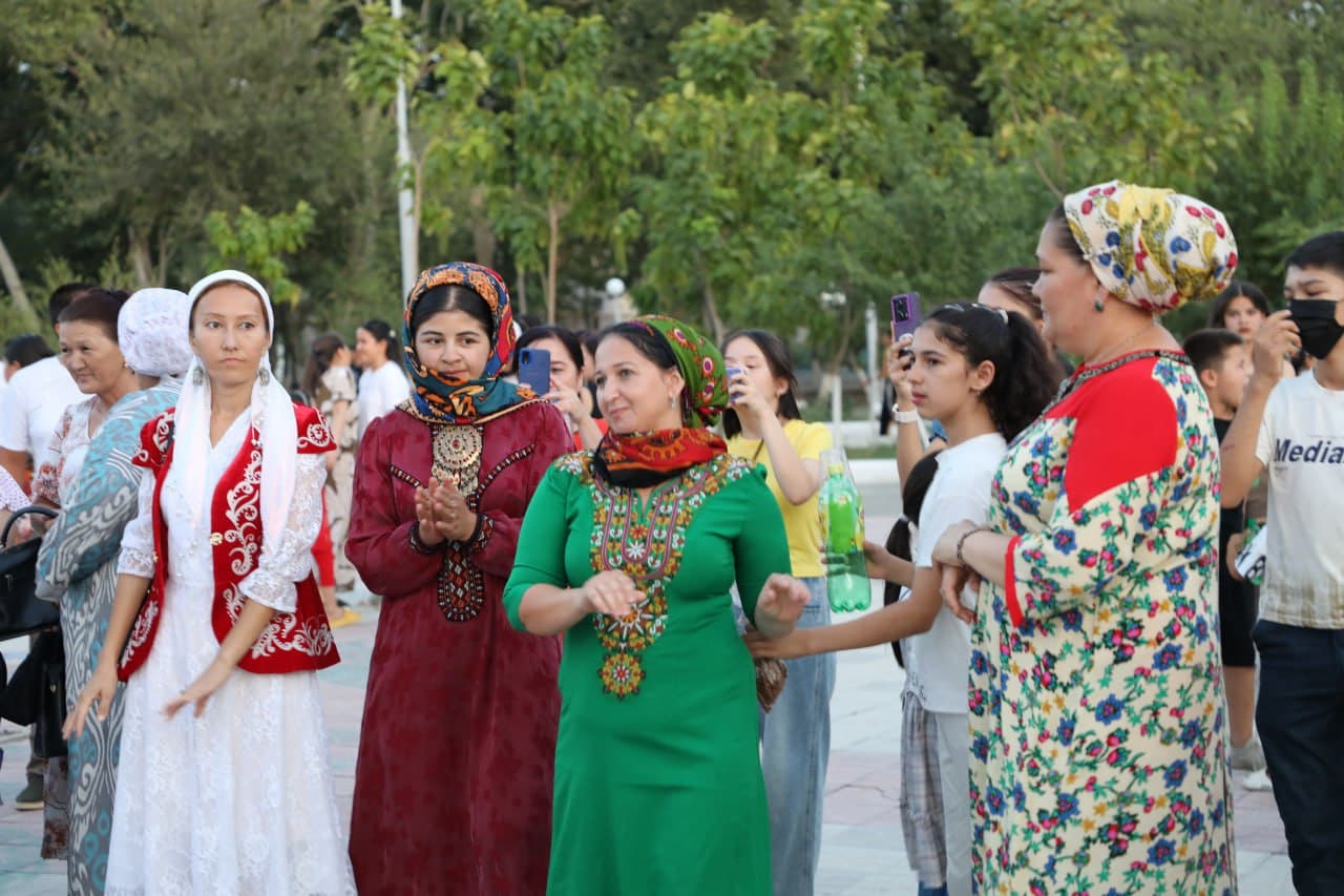 Халқлар дўстлиги куни Тахиатош туманида кенг нишонланди