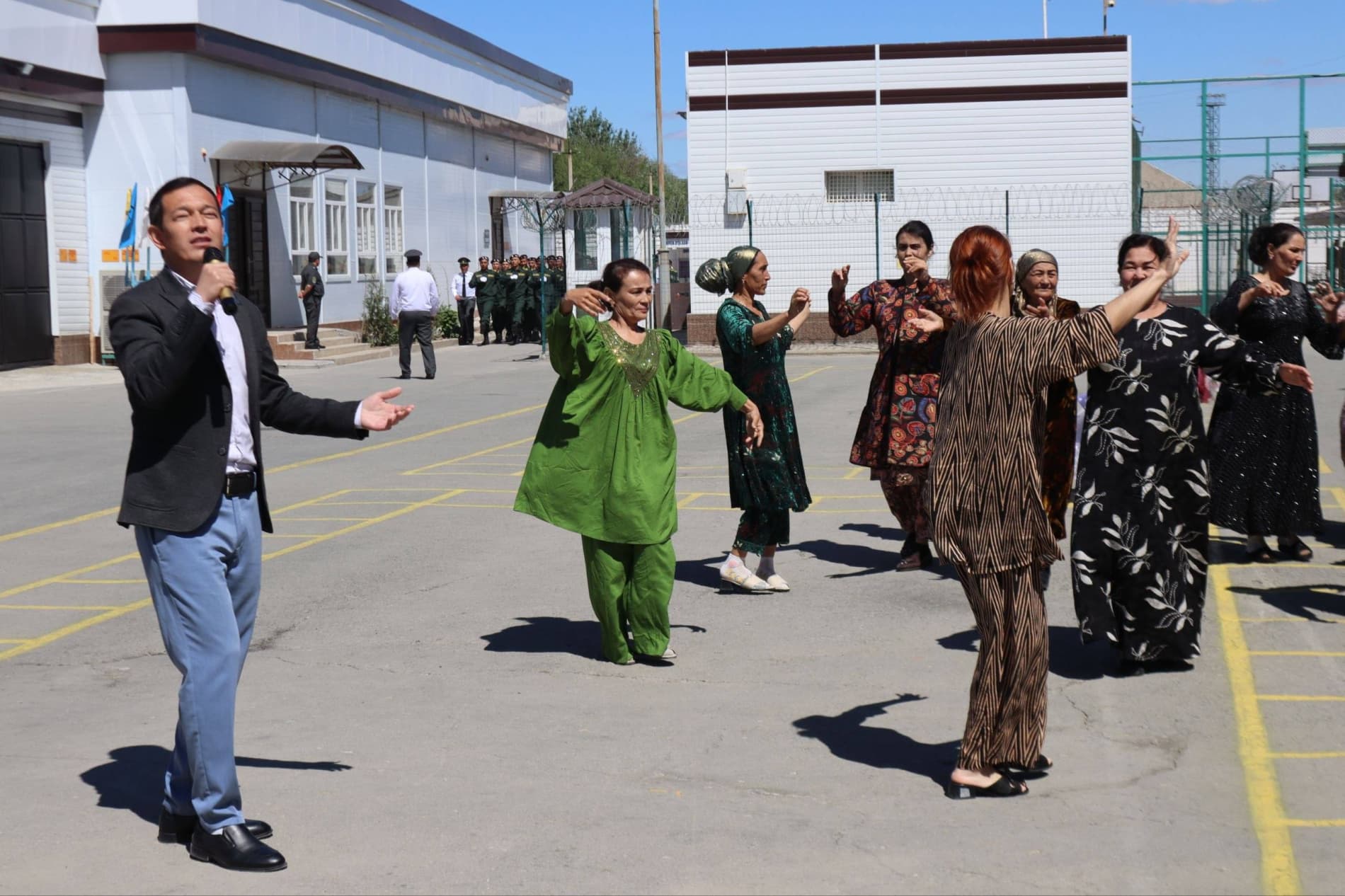 🔸Taxiatosh tumanida joylashgan harbiy qismda muddatli harbiy xizmatga yangi chaqirilgan yosh askarlarning Vatanga qasamyod qilish marosimi o‘tkazilmoqda.