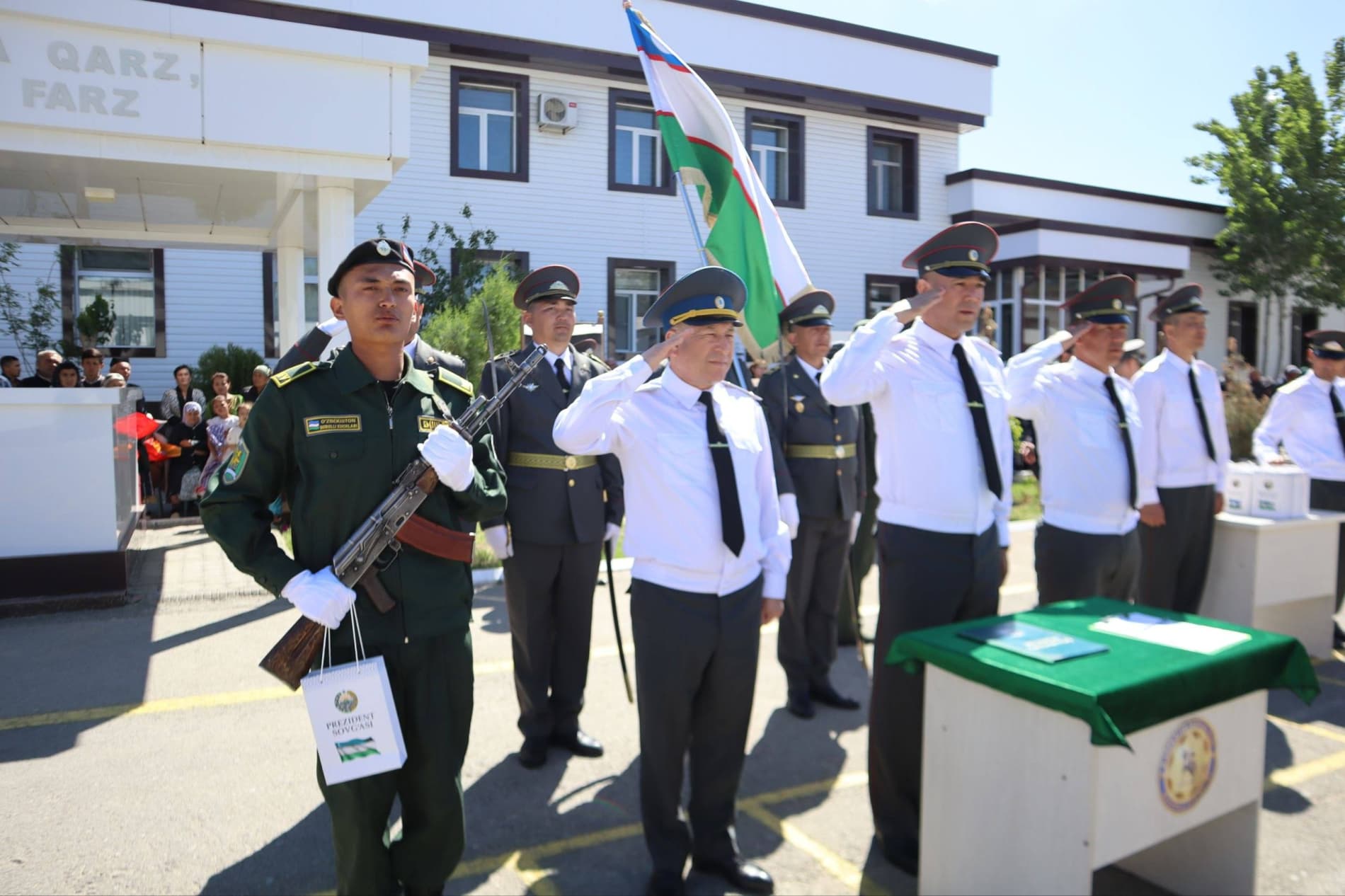 🔸Taxiatosh tumanida joylashgan harbiy qismda muddatli harbiy xizmatga yangi chaqirilgan yosh askarlarning Vatanga qasamyod qilish marosimi o‘tkazilmoqda.