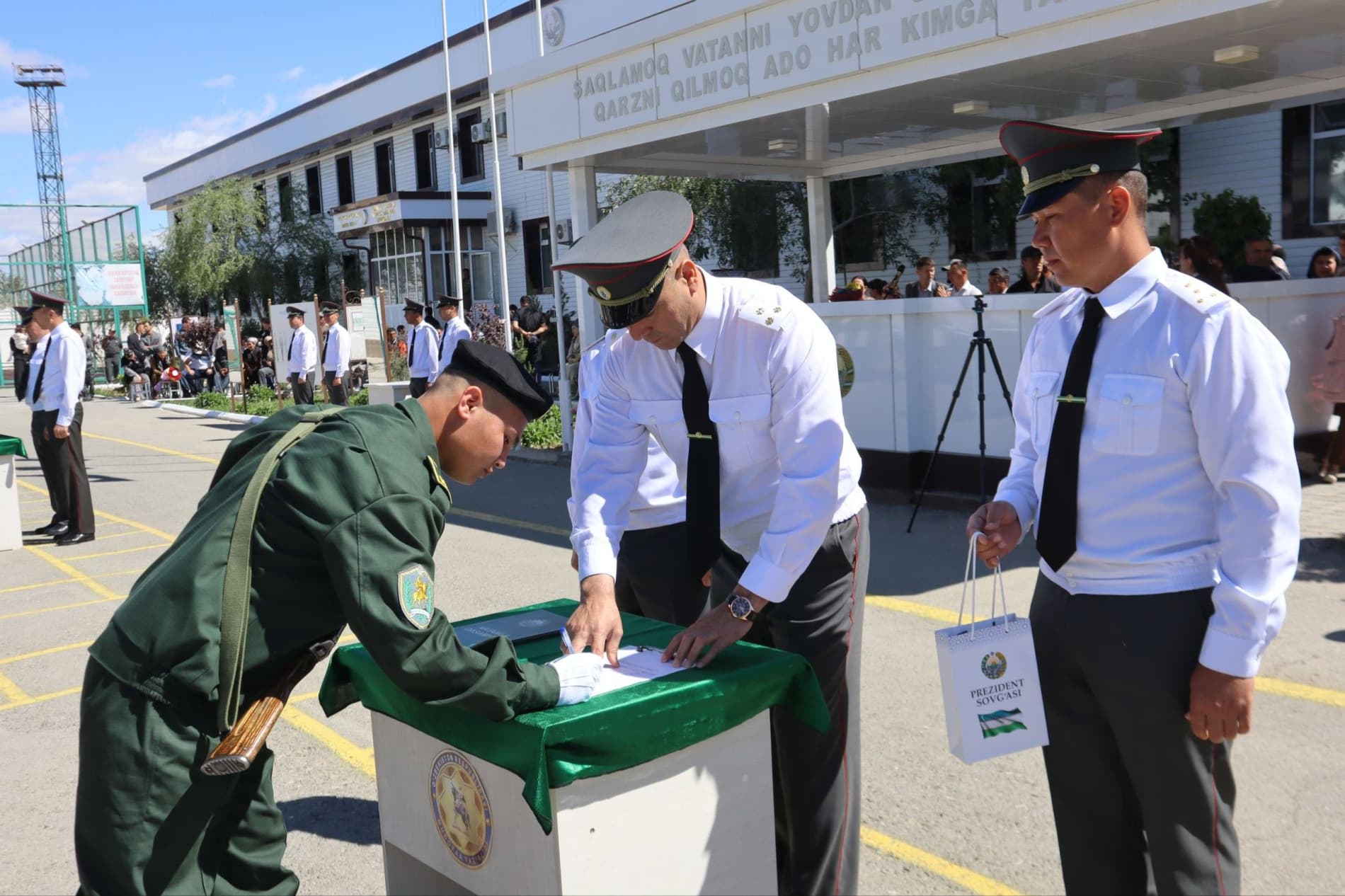 🔸Taxiatosh tumanida joylashgan harbiy qismda muddatli harbiy xizmatga yangi chaqirilgan yosh askarlarning Vatanga qasamyod qilish marosimi o‘tkazilmoqda.