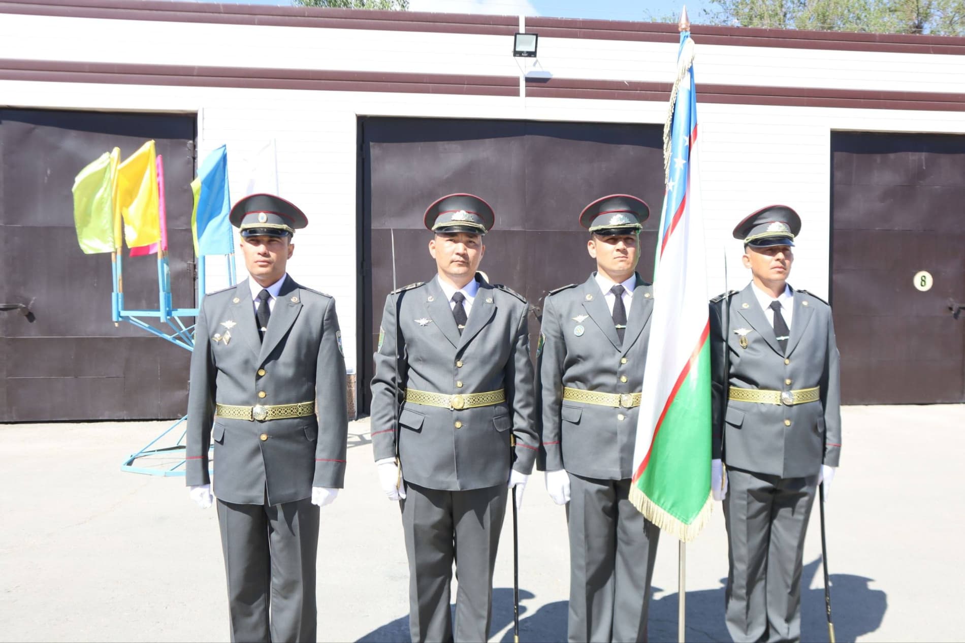 🔸Taxiatosh tumanida joylashgan harbiy qismda muddatli harbiy xizmatga yangi chaqirilgan yosh askarlarning Vatanga qasamyod qilish marosimi o‘tkazilmoqda.