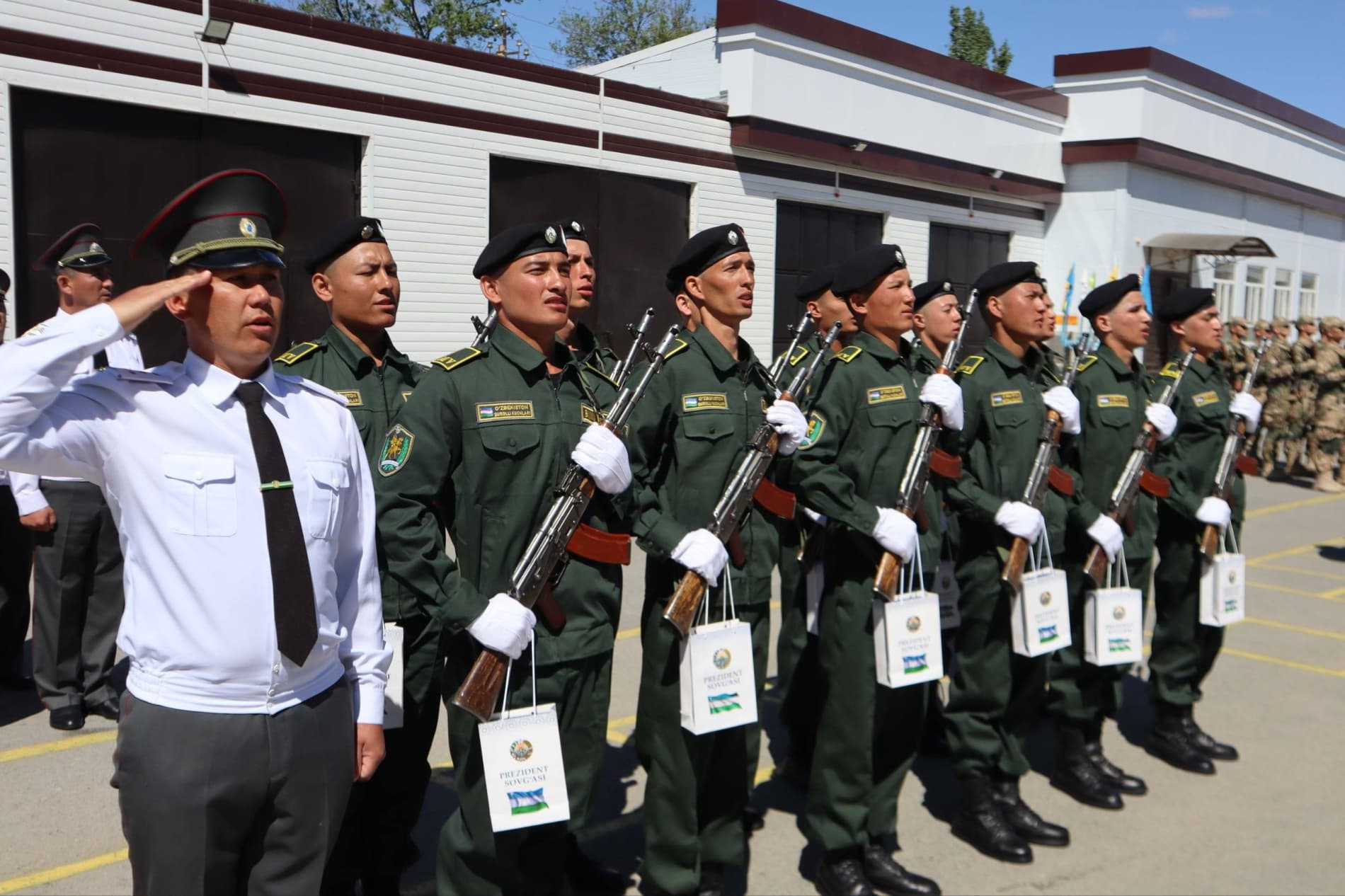 🔸Taxiatosh tumanida joylashgan harbiy qismda muddatli harbiy xizmatga yangi chaqirilgan yosh askarlarning Vatanga qasamyod qilish marosimi o‘tkazilmoqda.