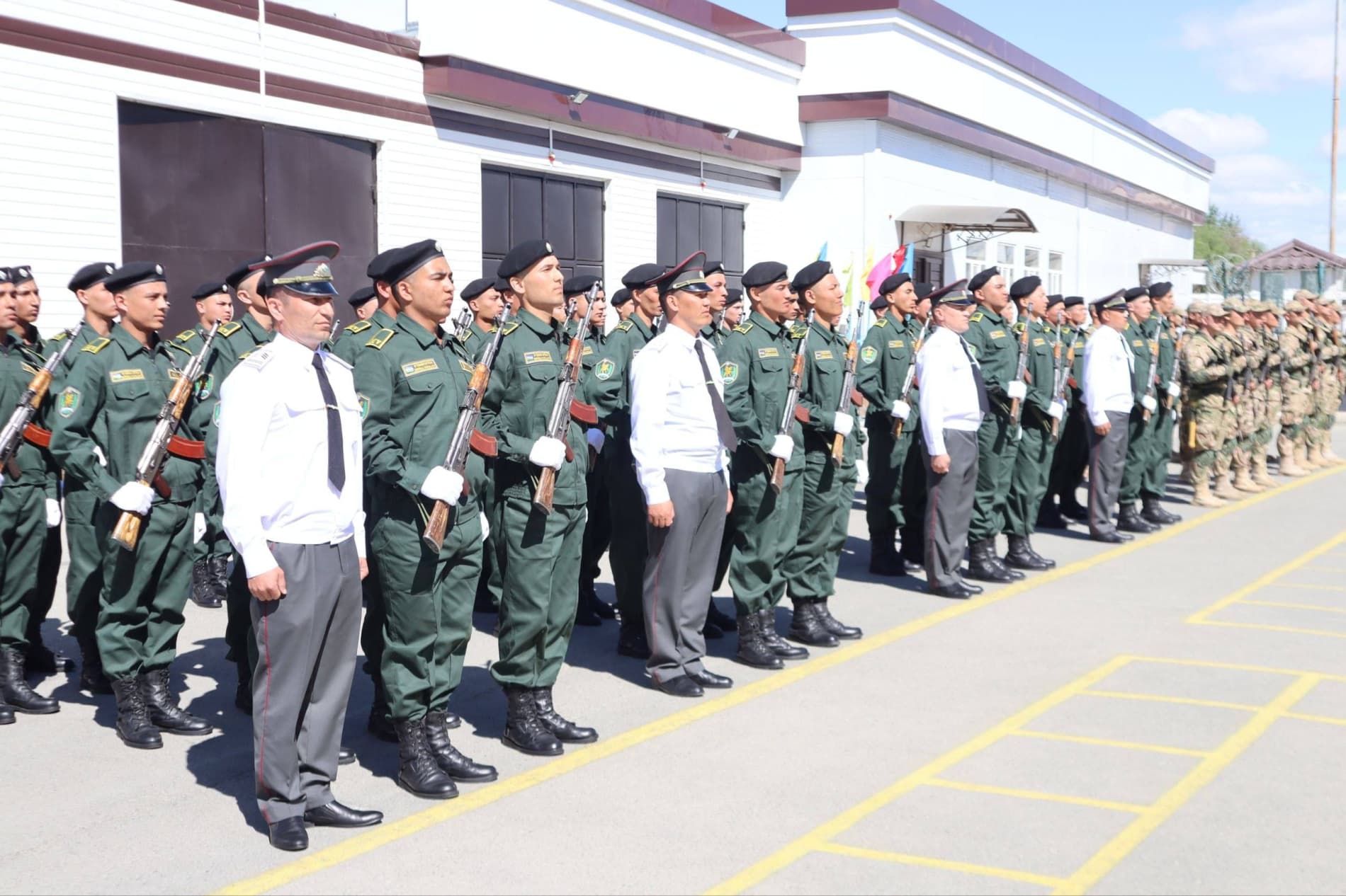 🔸Taxiatosh tumanida joylashgan harbiy qismda muddatli harbiy xizmatga yangi chaqirilgan yosh askarlarning Vatanga qasamyod qilish marosimi o‘tkazilmoqda.