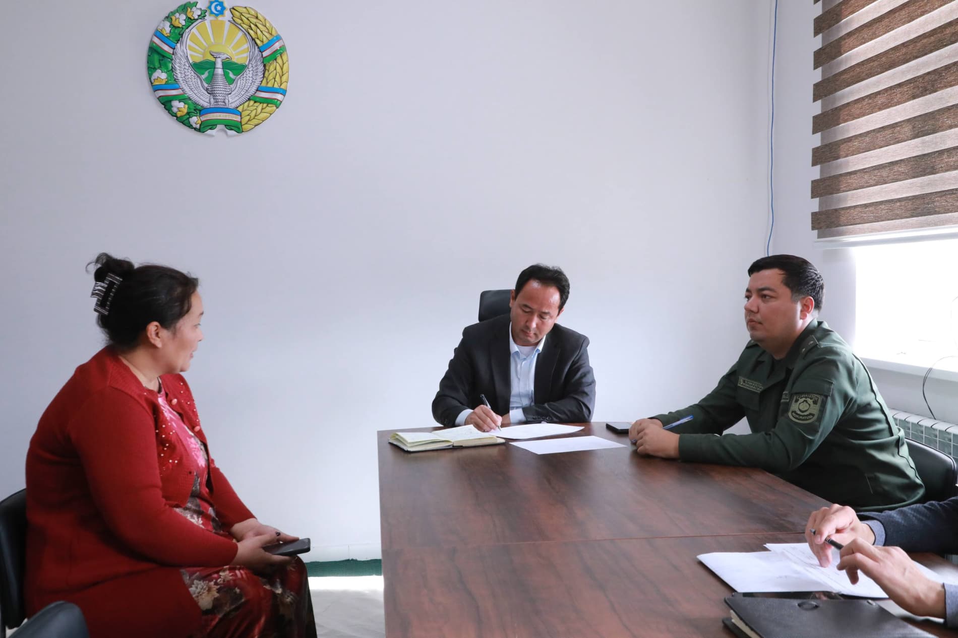 Today, at the People's Reception Office of the Takhiatash district, the Khokim of the Takhiatash district, I. Sdikov, held another mobile reception to meet with citizens and listen to their appeals, opinions, and suggestions.
