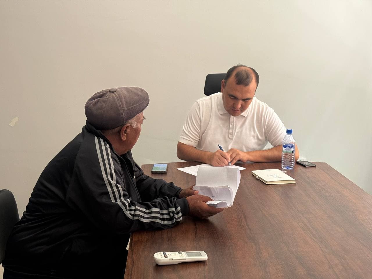 Taxiatosh tumani Xalq qabulxonasida tuman hokimining birinchi o‘rinbosari S.Allambergenov fuqarolar bilan uchrashib, ularning murojaatlari, fikr va takliflarini tinglash maqsadida navbatdagi shaxsiy qabulini o‘tkazdi.