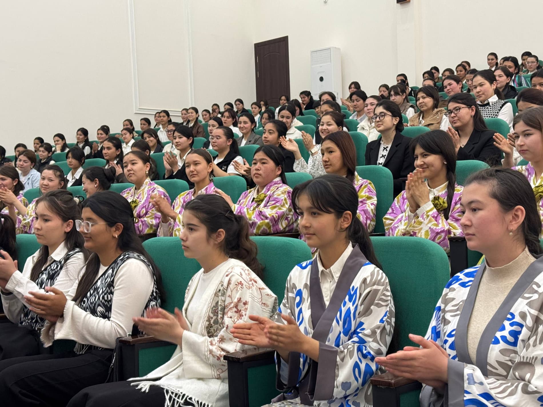 “Rahbar va yoshlar uchrashuvi”